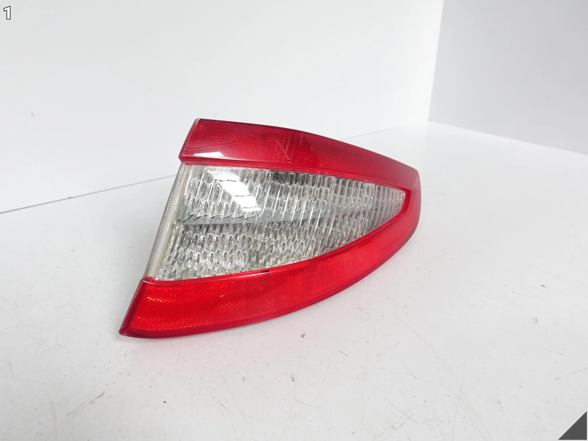 MASERATI GRANTURISMO M145 07-13 LAMPA LED W BŁOTNIK PRAWA TYŁ EUROPA JASNA MASERATI GRANTURISMO M145 07-13 LAMPA LED W BŁOTNIK PRAWA TYŁ EUROPA JASNA - obrazek 2