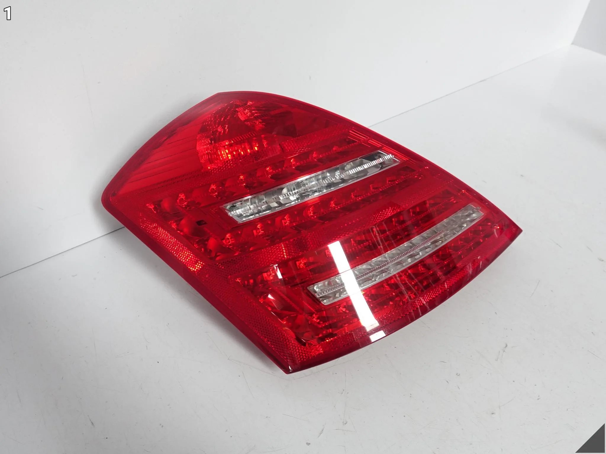 MERCEDES S-KLASA W221 MOPF LIFT 09-13 LAMPA LED W BŁOTNIK LEWA TYŁ EUROPA MERCEDES S-KLASA W221 MOPF LIFT 09-13 LAMPA LED W BŁOTNIK LEWA TYŁ EUROPA - obrazek 2
