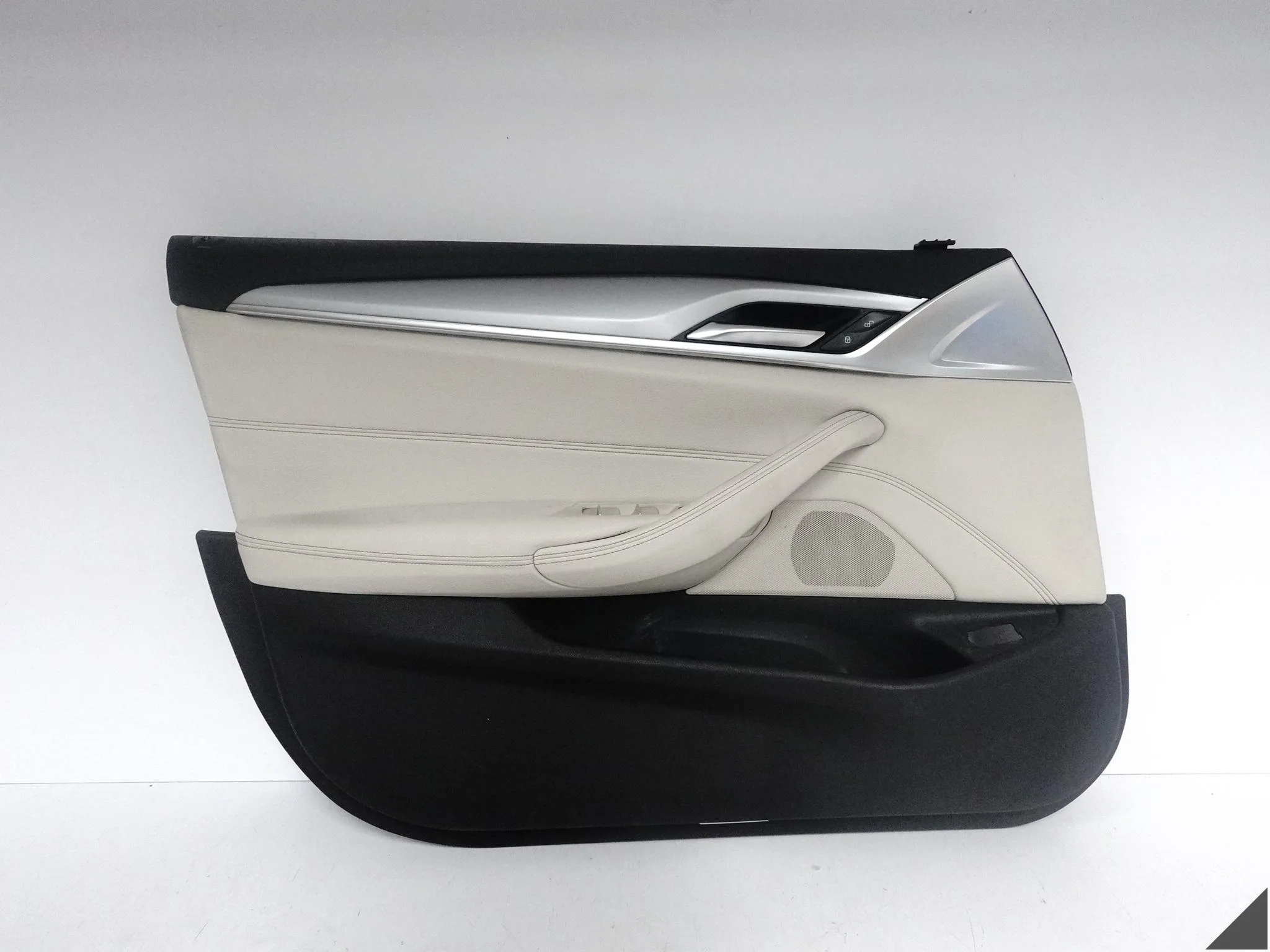 BMW 5 G30 G31 M5 F90 17-24 TAPICERKA BOCZEK DRZWI SKÓRA LISTWA LEWA PRZÓD BMW 5 G30 G31 M5 F90 17-24 TAPICERKA BOCZEK DRZWI SKÓRA LISTWA LEWA PRZÓD