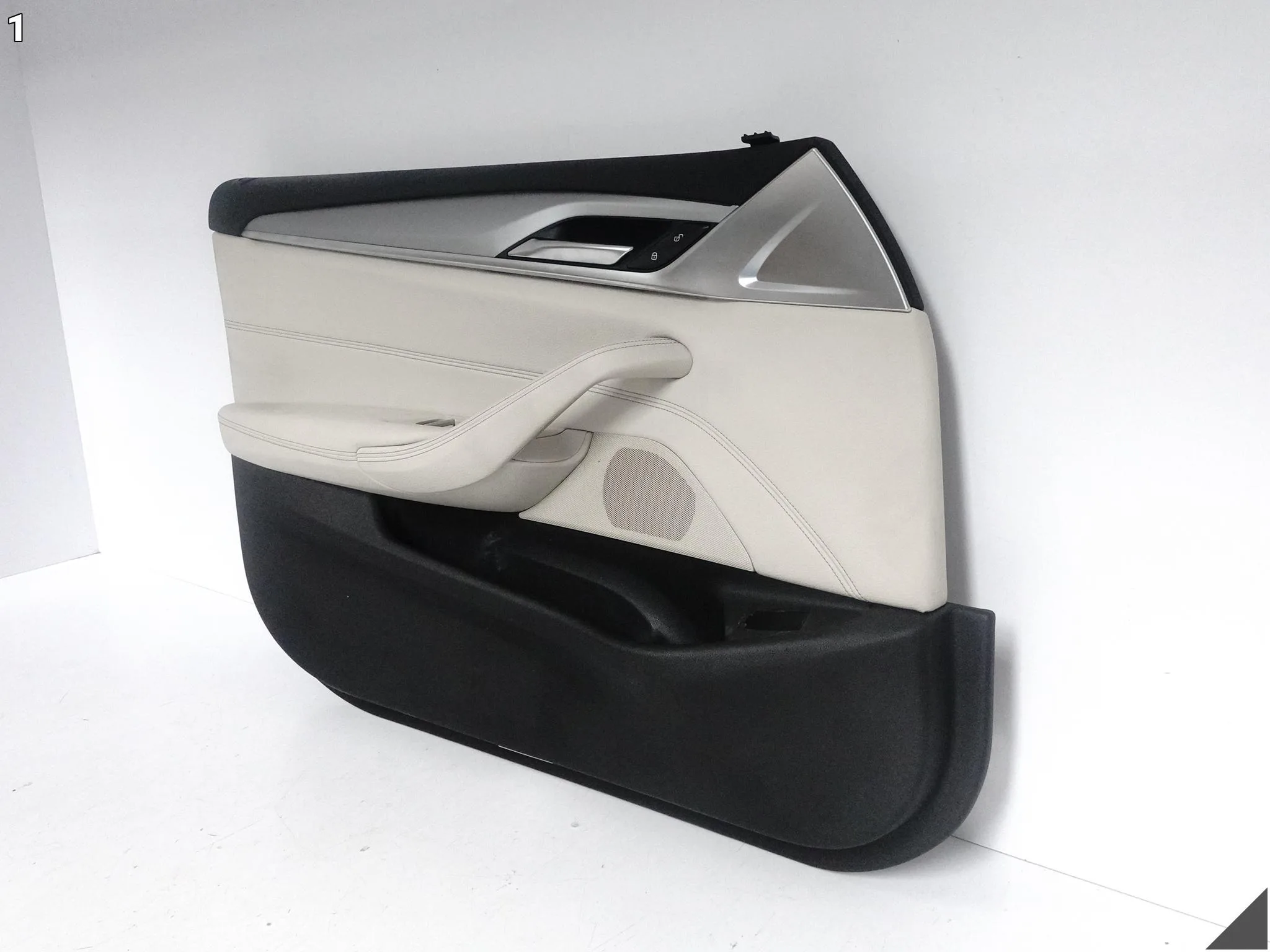 BMW 5 G30 G31 M5 F90 17-24 TAPICERKA BOCZEK DRZWI SKÓRA LISTWA LEWA PRZÓD BMW 5 G30 G31 M5 F90 17-24 TAPICERKA BOCZEK DRZWI SKÓRA LISTWA LEWA PRZÓD - obrazek 2