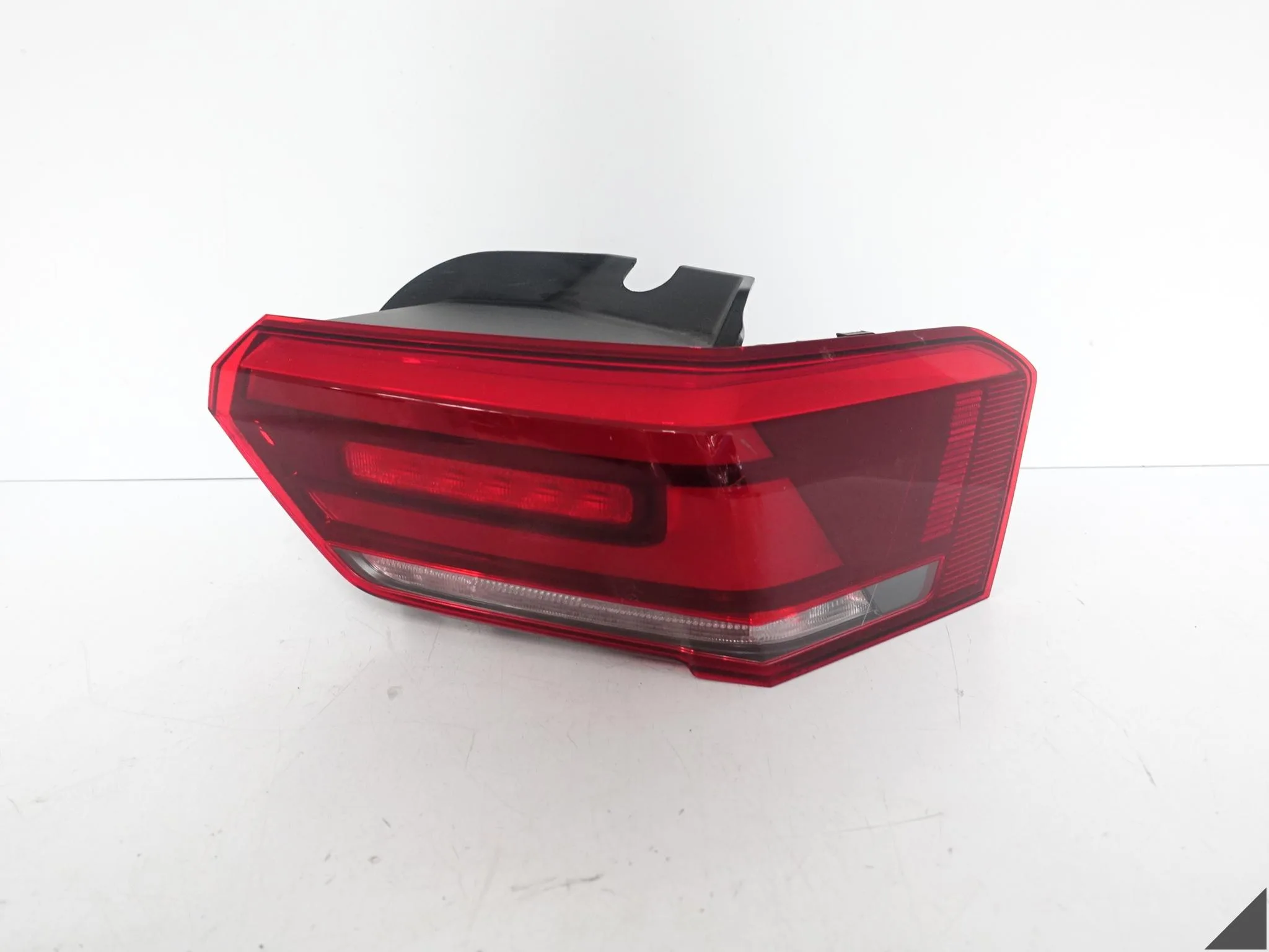 VW ID3 ID.3 10A 19- LAMPA TAILLIGHT LED W BŁOTNIK PRAWA TYŁ 10A945096B VW ID3 ID.3 10A 19- LAMPA TAILLIGHT LED W BŁOTNIK PRAWA TYŁ 10A945096B