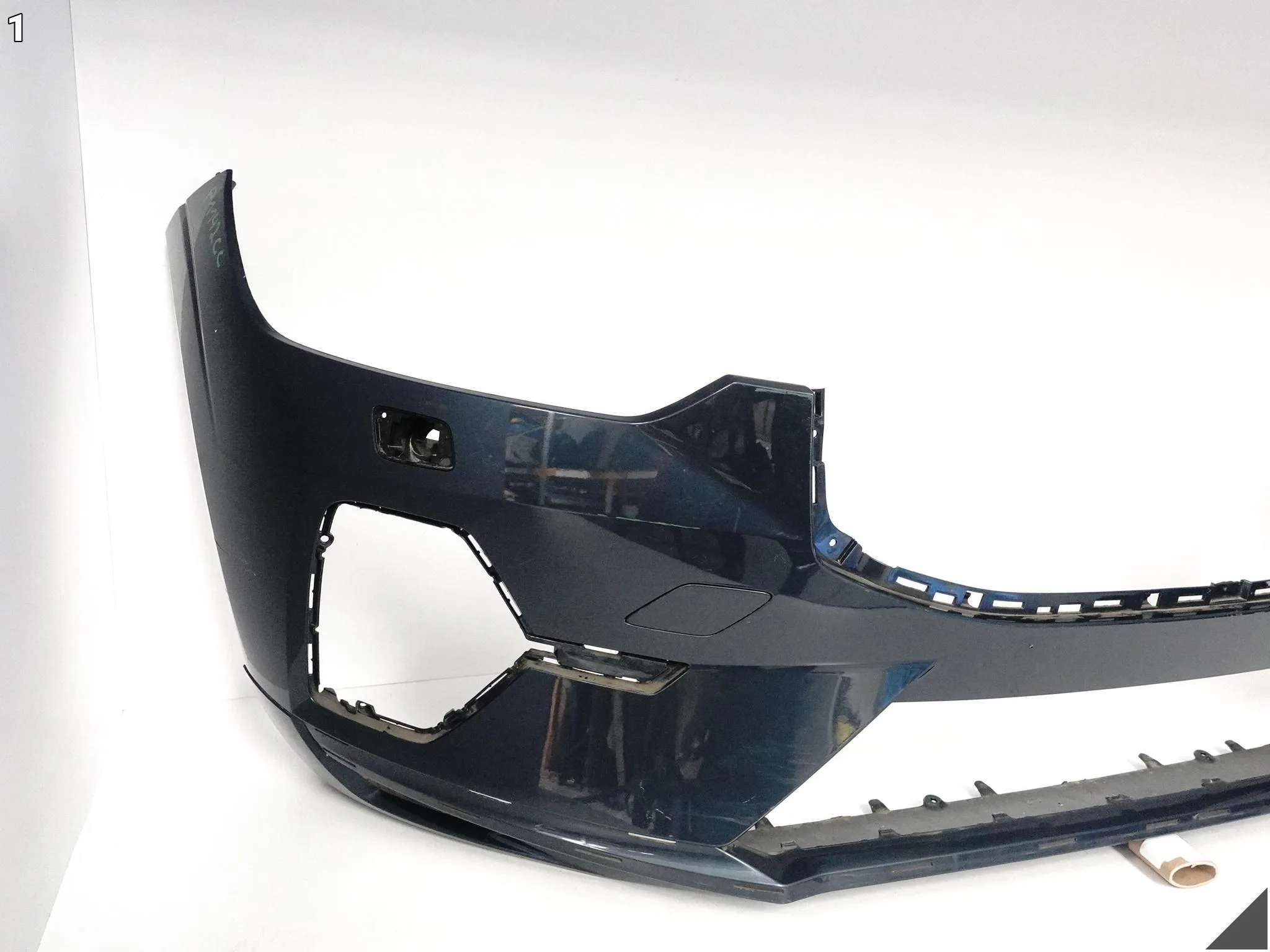 VOLVO XC60 II (2 GENERACJA) LIFT 21- ZWYKŁY ZDERZAK BUMPER PRZÓD (SPRYSKI) VOLVO XC60 II (2 GENERACJA) LIFT 21- ZWYKŁY ZDERZAK BUMPER PRZÓD (SPRYSKI) - obrazek 2