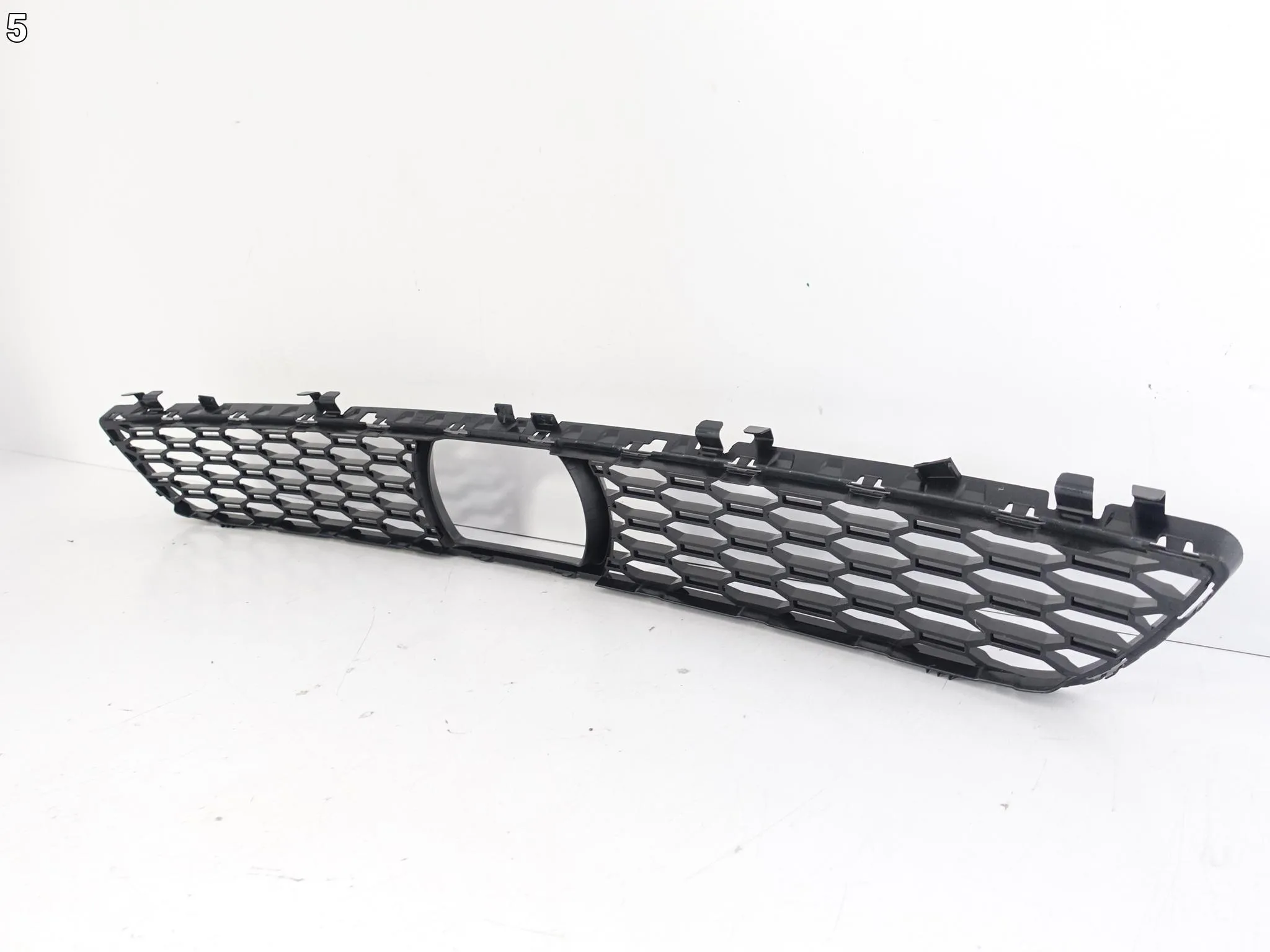 BMW 5 G30 G31 M-PAKIET 17-20 DOLNA KRATKA ATRAPA WLOT W ZDERZAK PRZÓD ORG BMW 5 G30 G31 M-PAKIET 17-20 DOLNA KRATKA ATRAPA WLOT W ZDERZAK PRZÓD ORG - obrazek 6