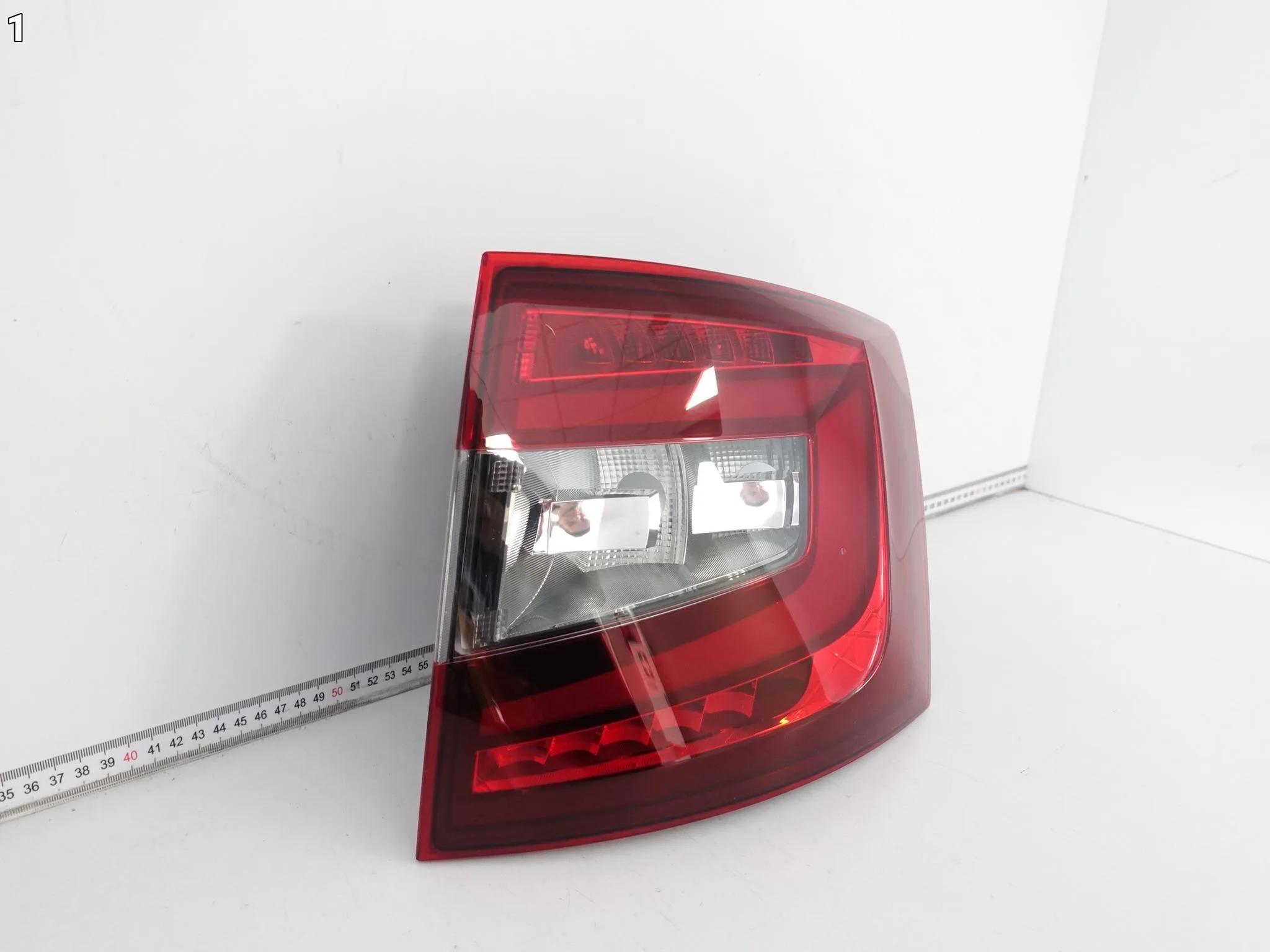 SKODA OCTAVIA III 5E9 LIFT KOMBI 16-20 LAMPA LED PRAWA W BŁOTNIK TYŁ EUROPA SKODA OCTAVIA III 5E9 LIFT KOMBI 16-20 LAMPA LED PRAWA W BŁOTNIK TYŁ EUROPA - obrazek 2