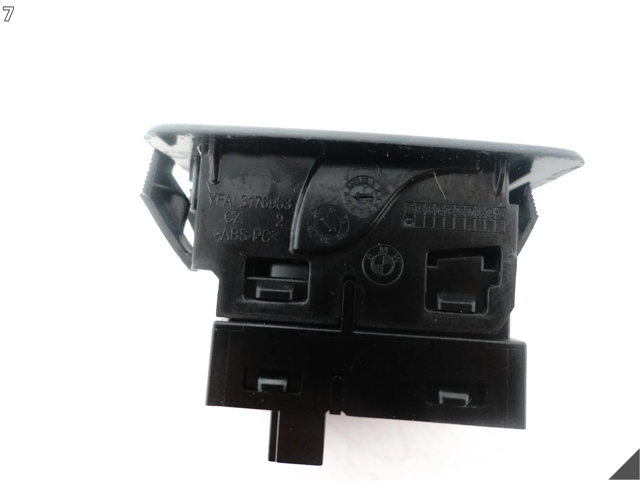 BMW G20 G30 G31 G32 G14 G15 G01 G02 G05 G06 PRZYCISK KLAPY BAGAŻNIKA PRZÓD BMW G20 G30 G31 G32 G14 G15 G01 G02 G05 G06 PRZYCISK KLAPY BAGAŻNIKA PRZÓD - obrazek 8