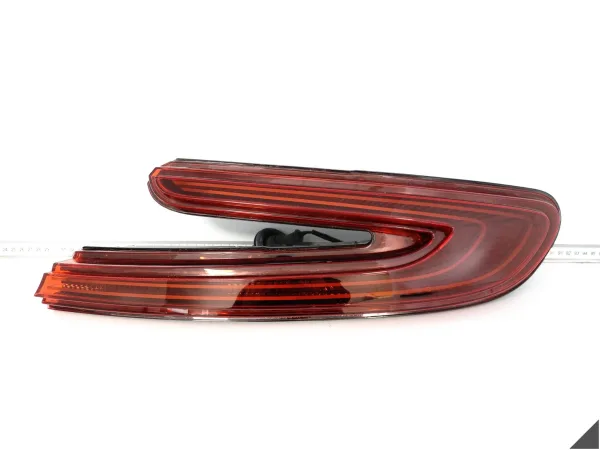 ASTON MARTIN DB11 16-23 LAMPA TAIL LAMP W BŁOTNIK PRAWA TYŁ ( USA ) ROSE ASTON MARTIN DB11 16-23 LAMPA TAIL LAMP W BŁOTNIK PRAWA TYŁ ( USA ) ROSE