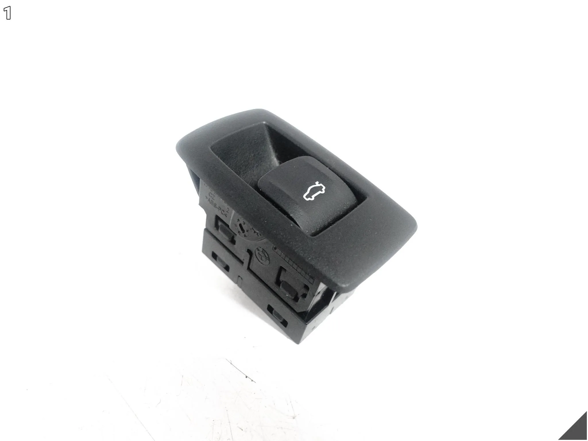 BMW G20 G30 G31 G32 G14 G15 G01 G02 G05 G06 PRZYCISK KLAPY BAGAŻNIKA PRZÓD BMW G20 G30 G31 G32 G14 G15 G01 G02 G05 G06 PRZYCISK KLAPY BAGAŻNIKA PRZÓD - obrazek 2