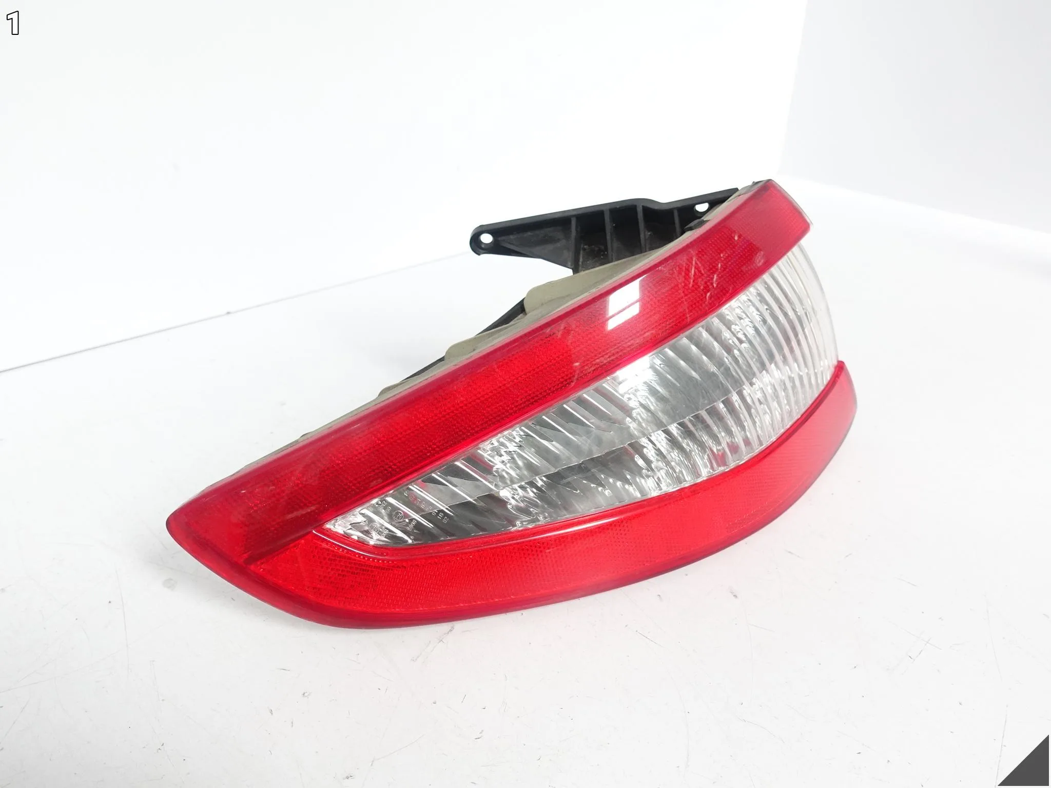 MASERATI GRANTURISMO M145 07-13 LAMPA LED W BŁOTNIK LEWA TYŁ EUROPA (JASNA) MASERATI GRANTURISMO M145 07-13 LAMPA LED W BŁOTNIK LEWA TYŁ EUROPA (JASNA) - obrazek 2