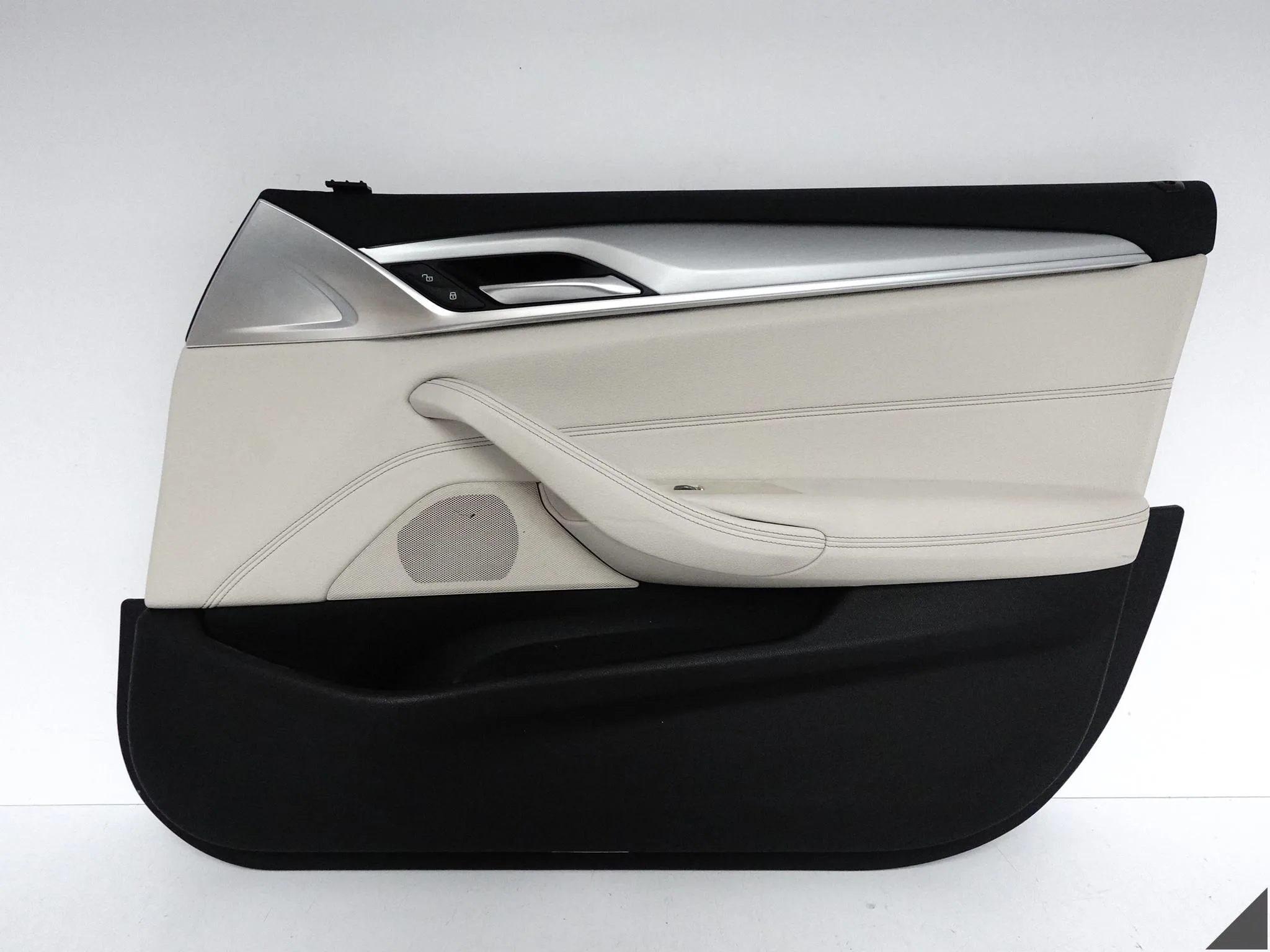 BMW 5 G30 G31 M5 F90 17-24 TAPICERKA BOCZEK DRZWI SKÓRA LISTWA PRAWA PRZÓD BMW 5 G30 G31 M5 F90 17-24 TAPICERKA BOCZEK DRZWI SKÓRA LISTWA PRAWA PRZÓD