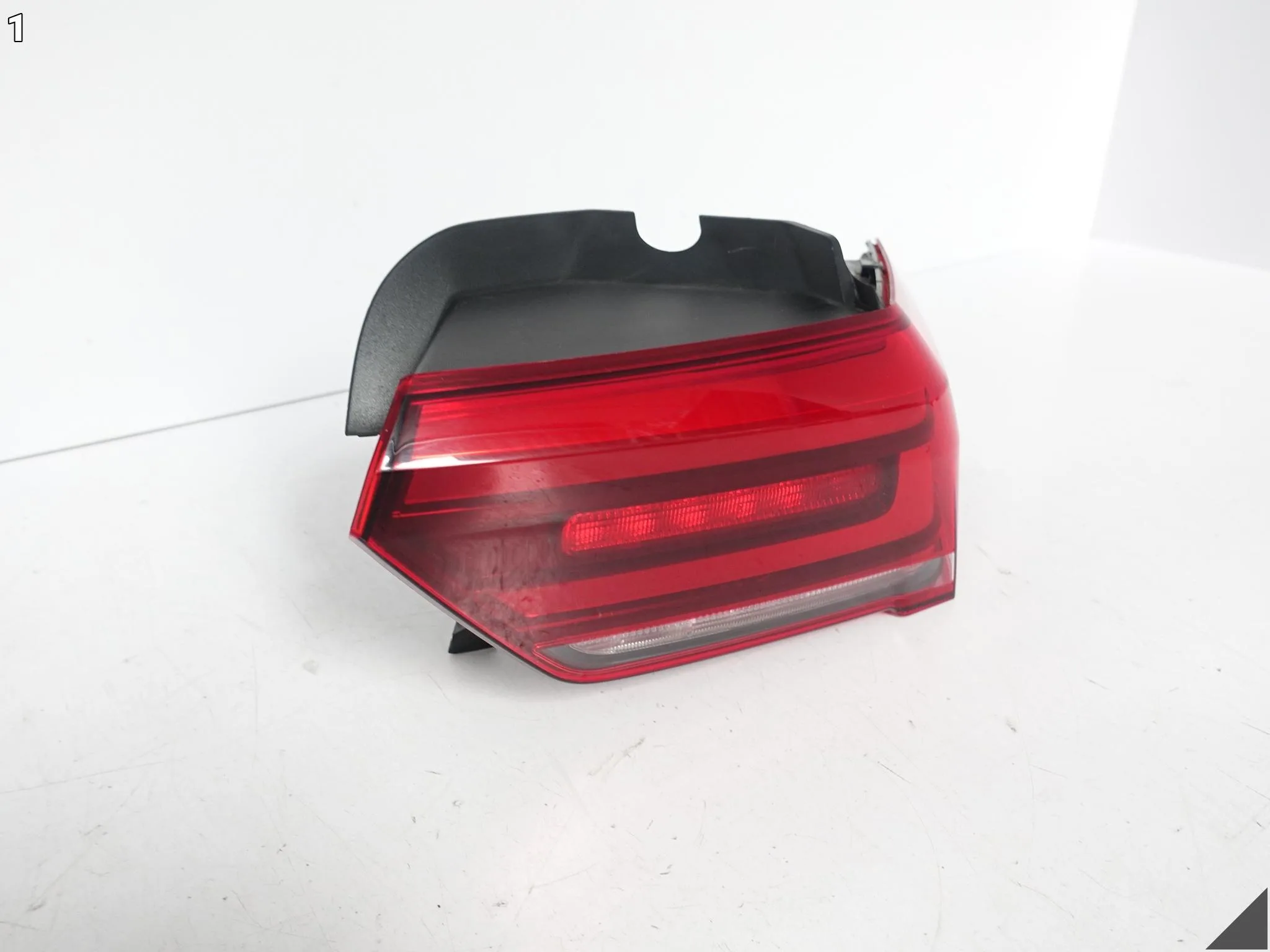 VW ID3 ID.3 10A 19- LAMPA TAILLIGHT LED W BŁOTNIK PRAWA TYŁ 10A945096B VW ID3 ID.3 10A 19- LAMPA TAILLIGHT LED W BŁOTNIK PRAWA TYŁ 10A945096B - obrazek 2