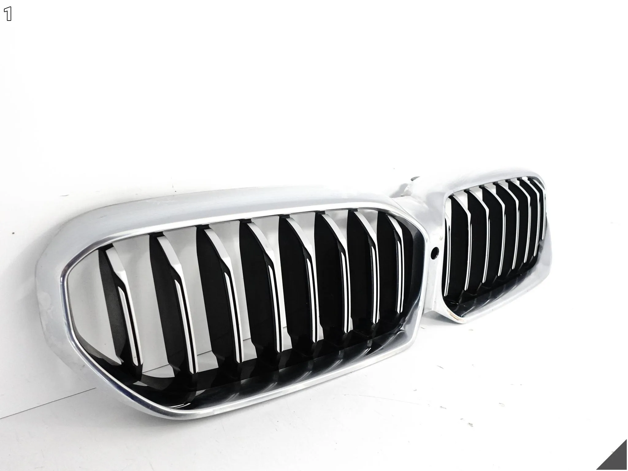 BMW 5 G30 G31 LCI LIFT 20-24 GRILL ATRAPA NERKI W ZDERZAK PRZÓD BMW 5 G30 G31 LCI LIFT 20-24 GRILL ATRAPA NERKI W ZDERZAK PRZÓD - obrazek 2