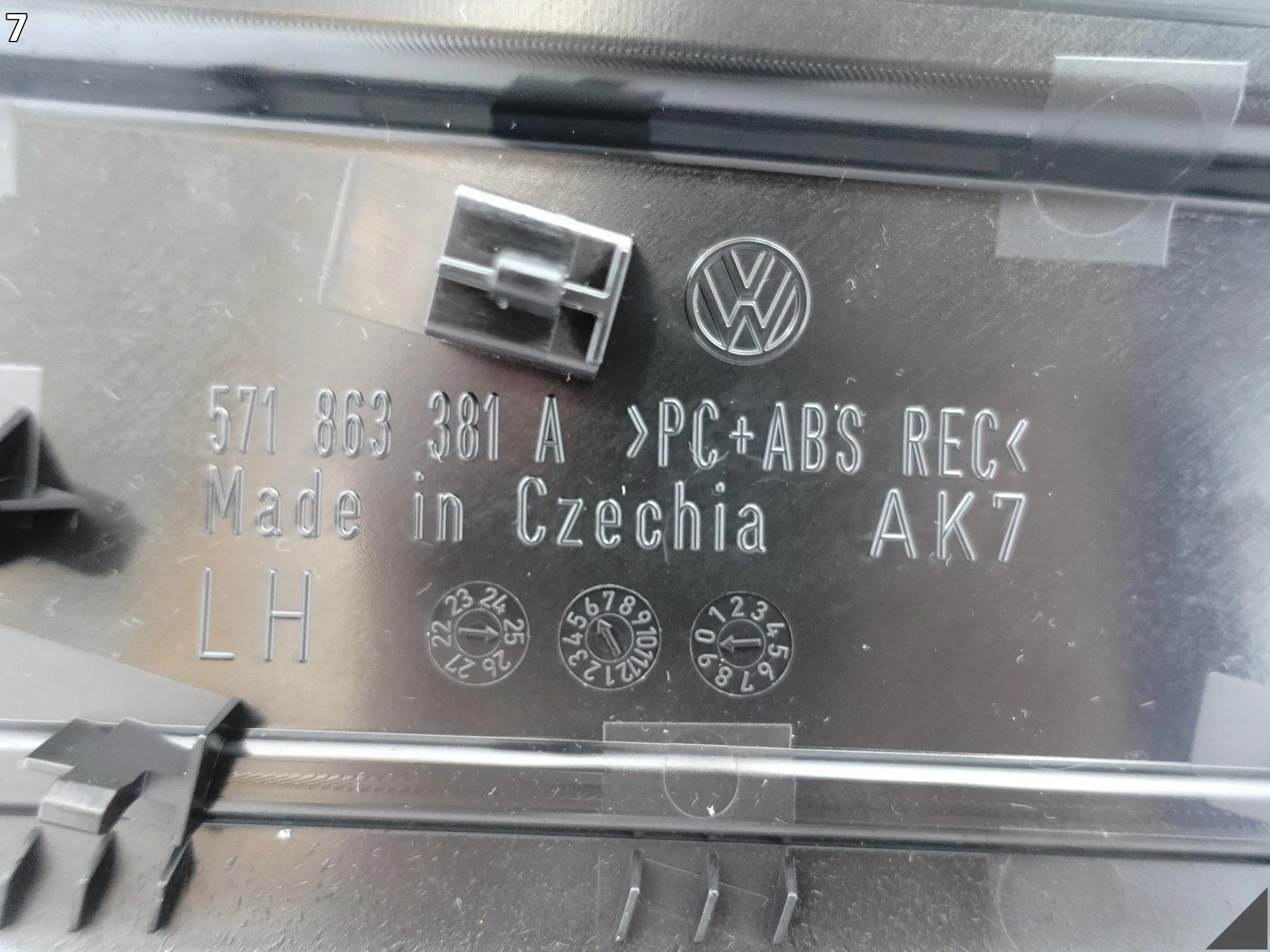 VW TIGUAN CT1 III 571 24- PANEL TAPICERKA TUNEL ŚRODKOWY LEWY SKÓRA YOX VW TIGUAN CT1 III 571 24- PANEL TAPICERKA TUNEL ŚRODKOWY LEWY SKÓRA YOX - obrazek 8