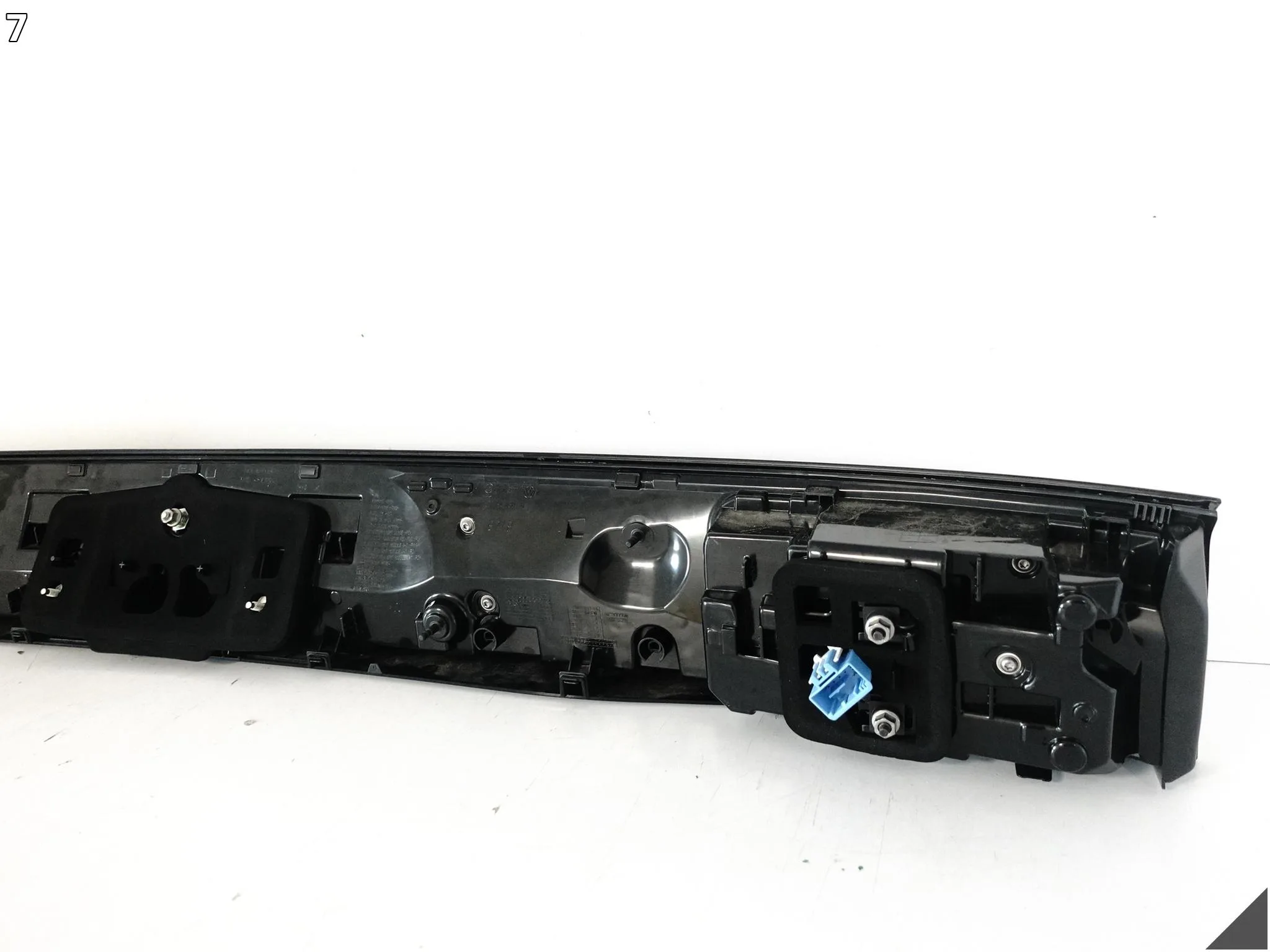 VW TIGUAN CT1 III 571 24- LAMPA BLENDA LED IQ.LIGHT W KLAPĘ TYŁ EU DEMONTAŻ VW TIGUAN CT1 III 571 24- LAMPA BLENDA LED IQ.LIGHT W KLAPĘ TYŁ EU DEMONTAŻ - obrazek 8