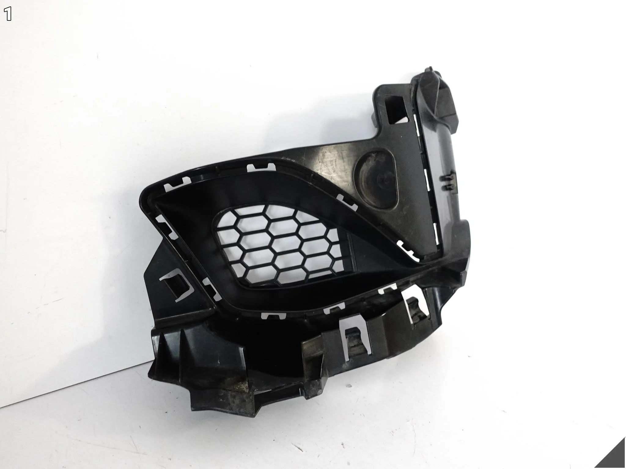 BMW M2 F87 13-21 KRATKA ATRAPA WLOT ŚLIZG MOCOWANIE W ZDERZAK LEWA PRZÓD BMW M2 F87 13-21 KRATKA ATRAPA WLOT ŚLIZG MOCOWANIE W ZDERZAK LEWA PRZÓD - obrazek 2