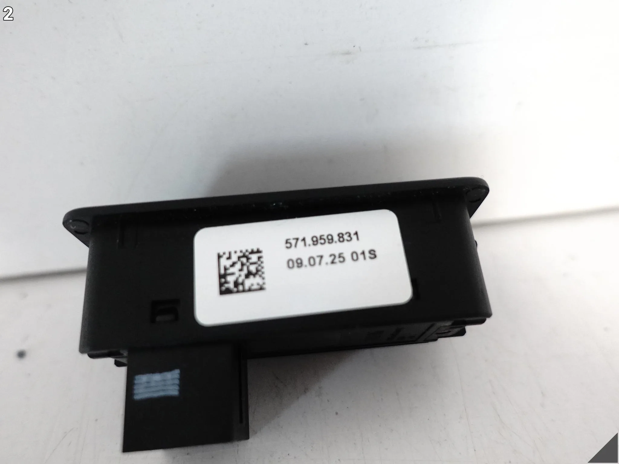 VW TIGUAN CT1 III 571 24- PRZYCISK OTWIERANIA KLAPY BAGAŻNIKA VW TIGUAN CT1 III 571 24- PRZYCISK OTWIERANIA KLAPY BAGAŻNIKA - obrazek 3