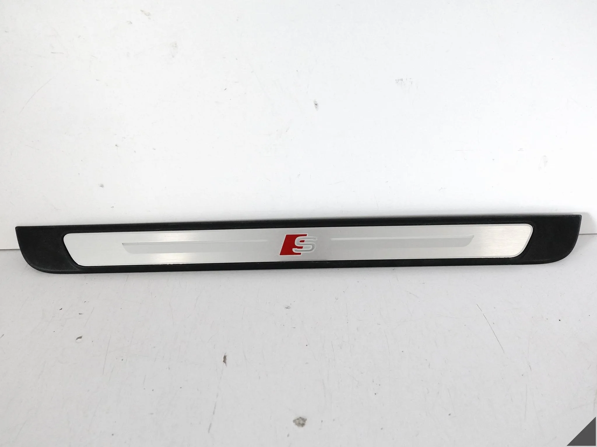 AUDI A3 S3 8Y0 Q4 E-TRON 89A S-LINE LISTWA NAKŁADKA LED NA PRÓG PRZÓD L = R AUDI A3 S3 8Y0 Q4 E-TRON 89A S-LINE LISTWA NAKŁADKA LED NA PRÓG PRZÓD L = R