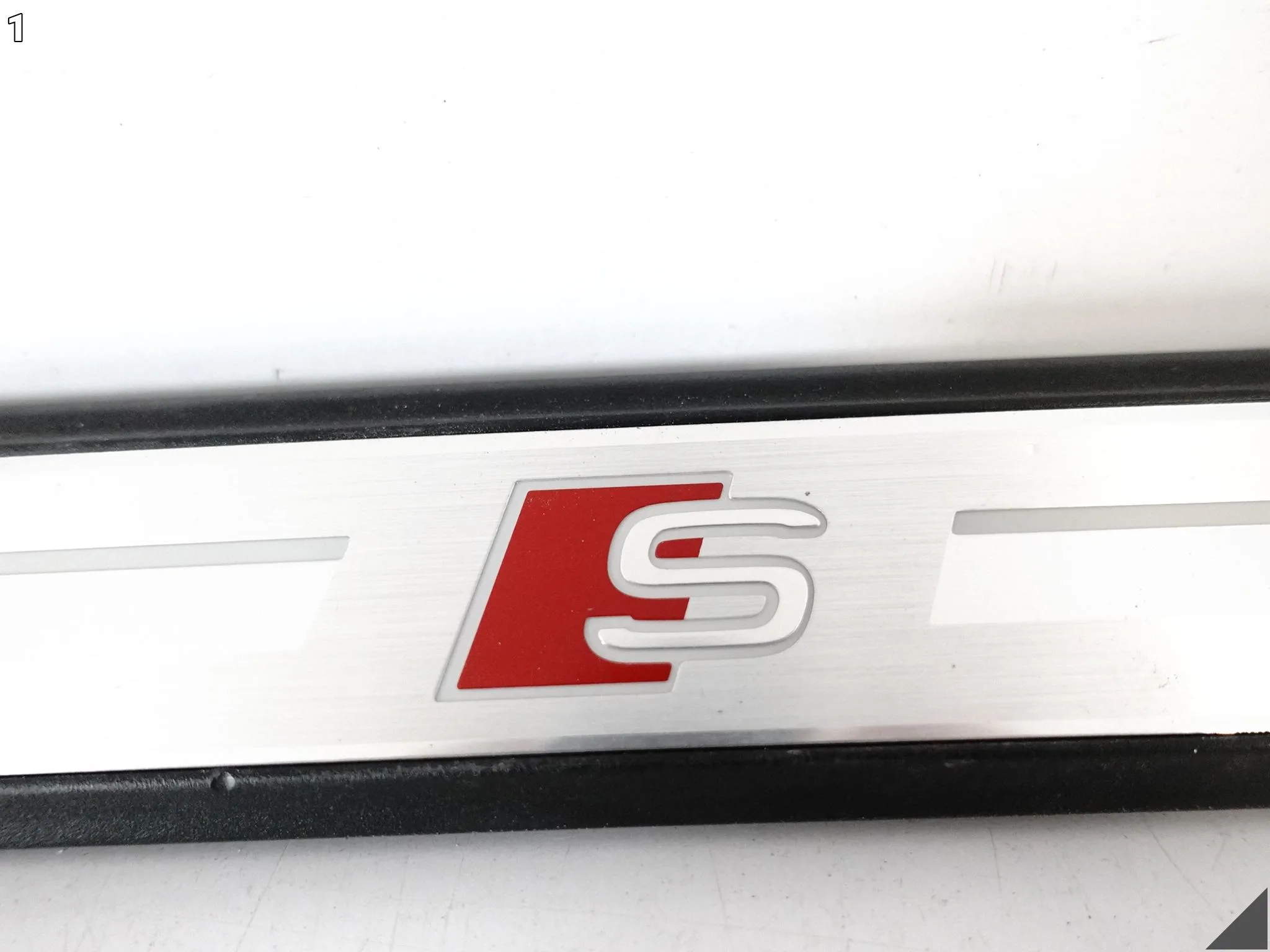 AUDI A3 S3 8Y0 Q4 E-TRON 89A S-LINE LISTWA NAKŁADKA LED NA PRÓG PRZÓD L = R AUDI A3 S3 8Y0 Q4 E-TRON 89A S-LINE LISTWA NAKŁADKA LED NA PRÓG PRZÓD L = R - obrazek 2