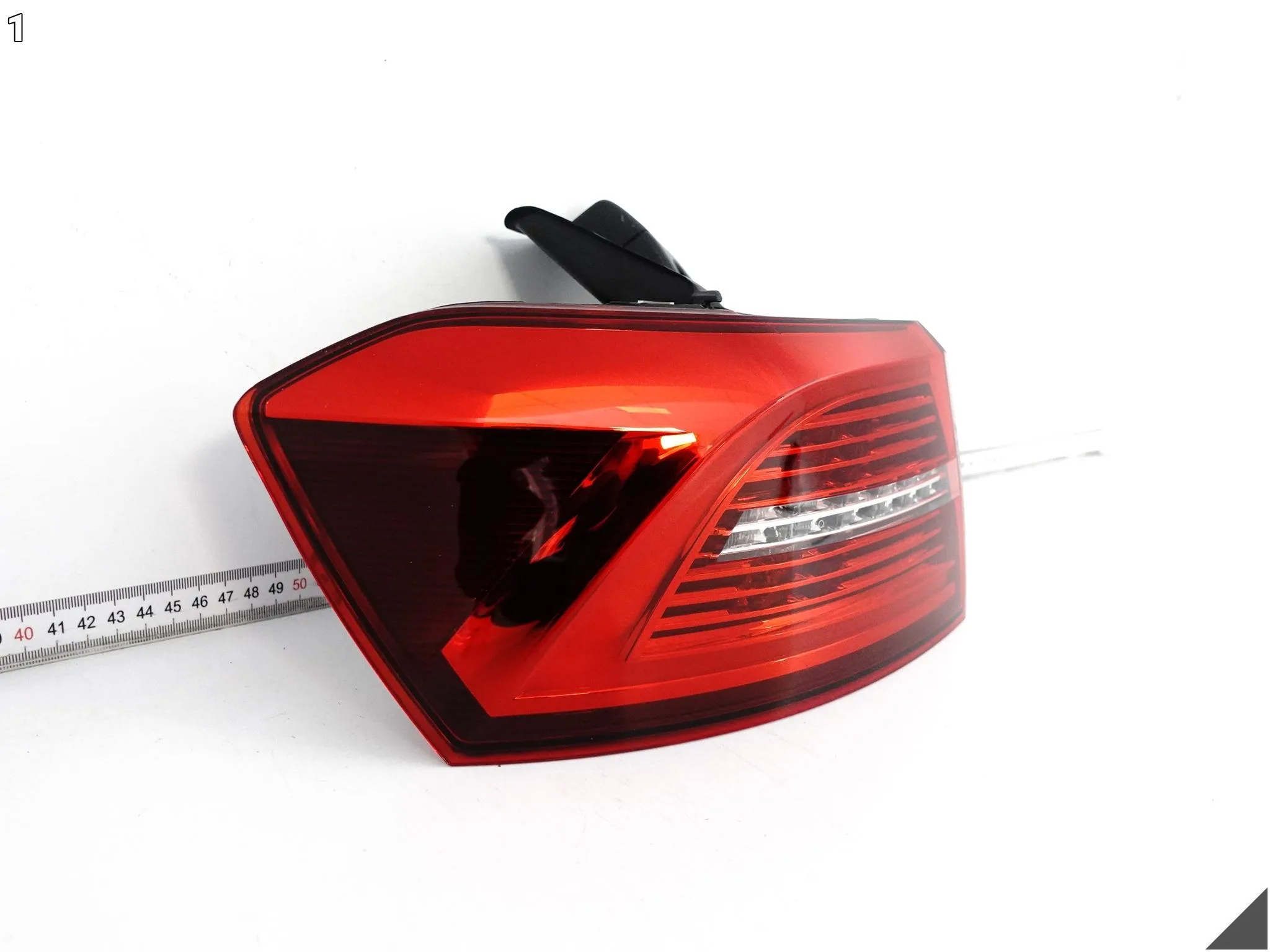 VW PASSAT VIII B8 3G9 VARIANT KOMBI 15-19 LAMPA LED W BŁOTNIK LEWA TYŁ EU VW PASSAT VIII B8 3G9 VARIANT KOMBI 15-19 LAMPA LED W BŁOTNIK LEWA TYŁ EU - obrazek 2