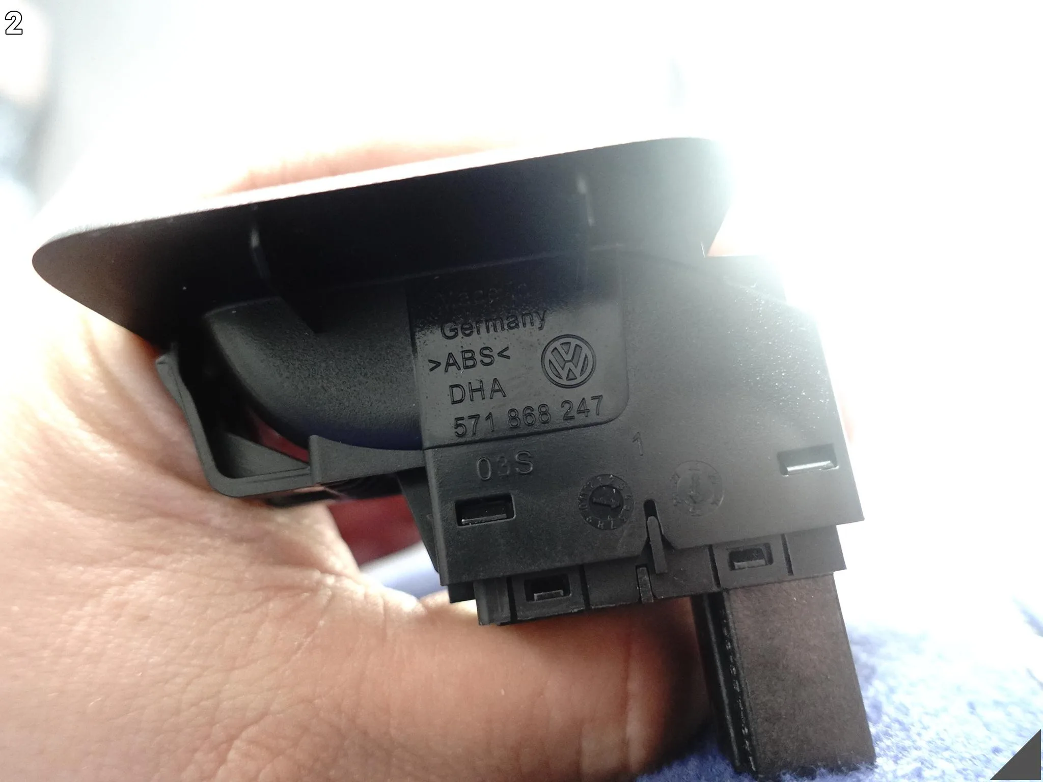 VW TIGUAN CT1 III 571 24- PRZEŁĄCZNIK KLAPY RAMKA W DRZWI LEWA PRZÓD 4PK VW TIGUAN CT1 III 571 24- PRZEŁĄCZNIK KLAPY RAMKA W DRZWI LEWA PRZÓD 4PK - obrazek 3