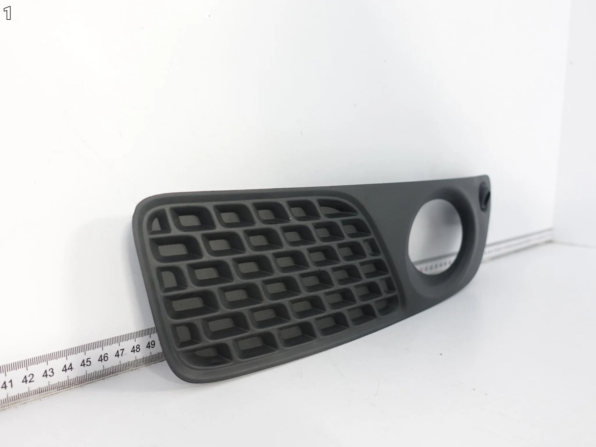 VOLVO V70 III 3 LIFT 07-13 KRATKA ATRAPA ZAŚLEPKA W ZDERZAK PRZÓD PRAWA VOLVO V70 III 3 LIFT 07-13 KRATKA ATRAPA ZAŚLEPKA W ZDERZAK PRZÓD PRAWA - obrazek 2