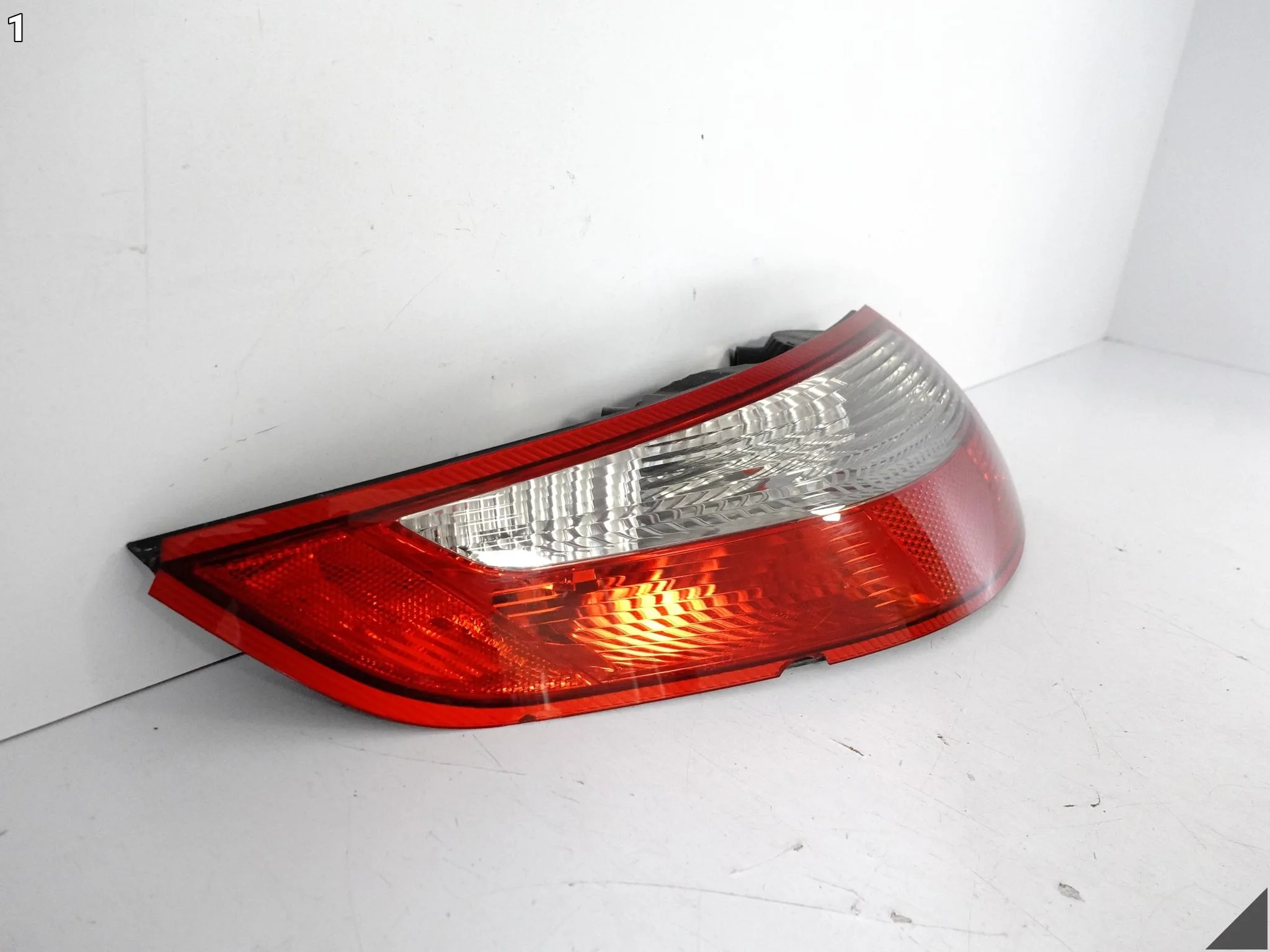 PORSCHE 911 997 04-09 LAMPA ZWYKŁA W BŁOTNIK LEWA TYŁ EUROPA 99763140503 PORSCHE 911 997 04-09 LAMPA ZWYKŁA W BŁOTNIK LEWA TYŁ EUROPA 99763140503 - obrazek 2