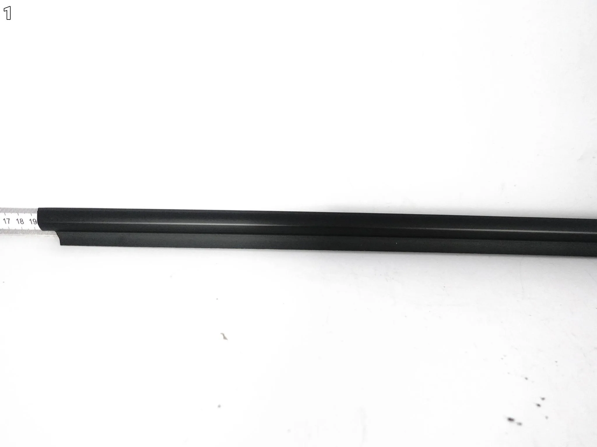 TOYOTA AYGO X AB70 21- LISTWA ZGARNIAJĄCA SZYBY PRZÓD PRAWA 68160-0H090 TOYOTA AYGO X AB70 21- LISTWA ZGARNIAJĄCA SZYBY PRZÓD PRAWA 68160-0H090 - obrazek 2