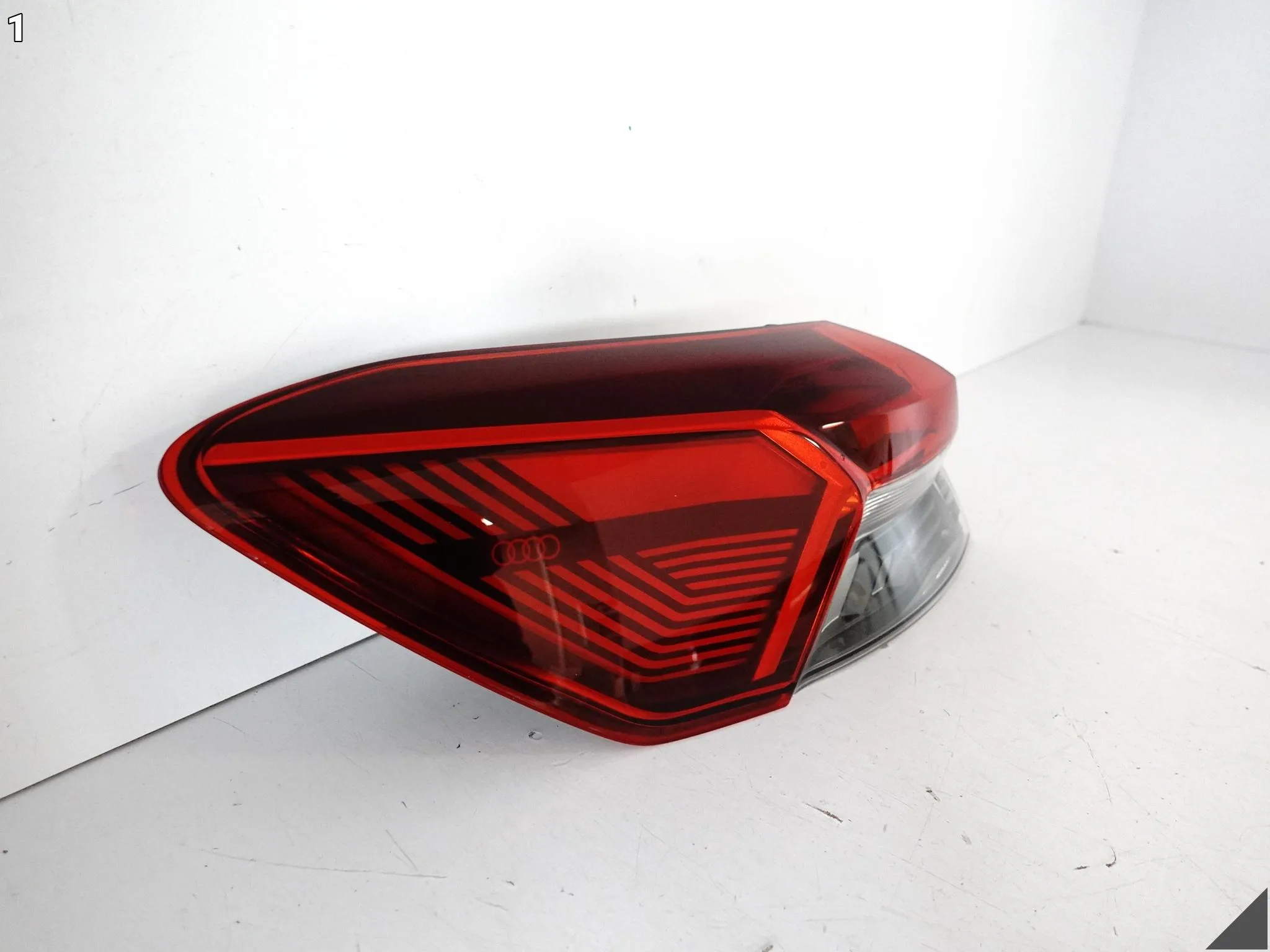 AUDI Q4 E-TRON 89A 21- LAMPA LED W BŁOTNIK LEWA TYŁ EU 89A945091 AUDI Q4 E-TRON 89A 21- LAMPA LED W BŁOTNIK LEWA TYŁ EU 89A945091 - obrazek 2