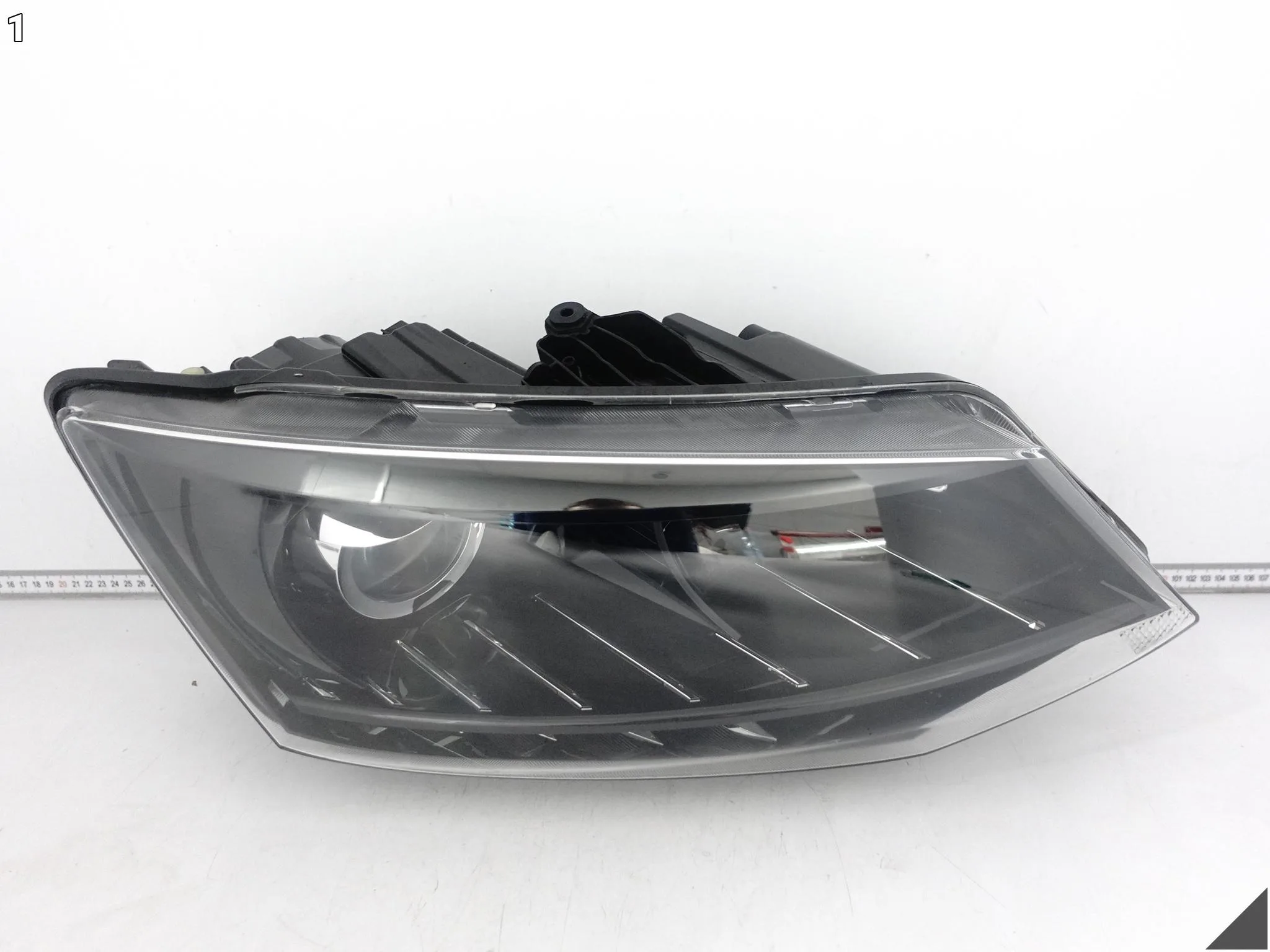 SKODA FABIA III 3 6V1 14-18 LAMPA HALOGEN ZWYKŁA + LED PRAWA PRZÓD EUROPA SKODA FABIA III 3 6V1 14-18 LAMPA HALOGEN ZWYKŁA + LED PRAWA PRZÓD EUROPA - obrazek 2