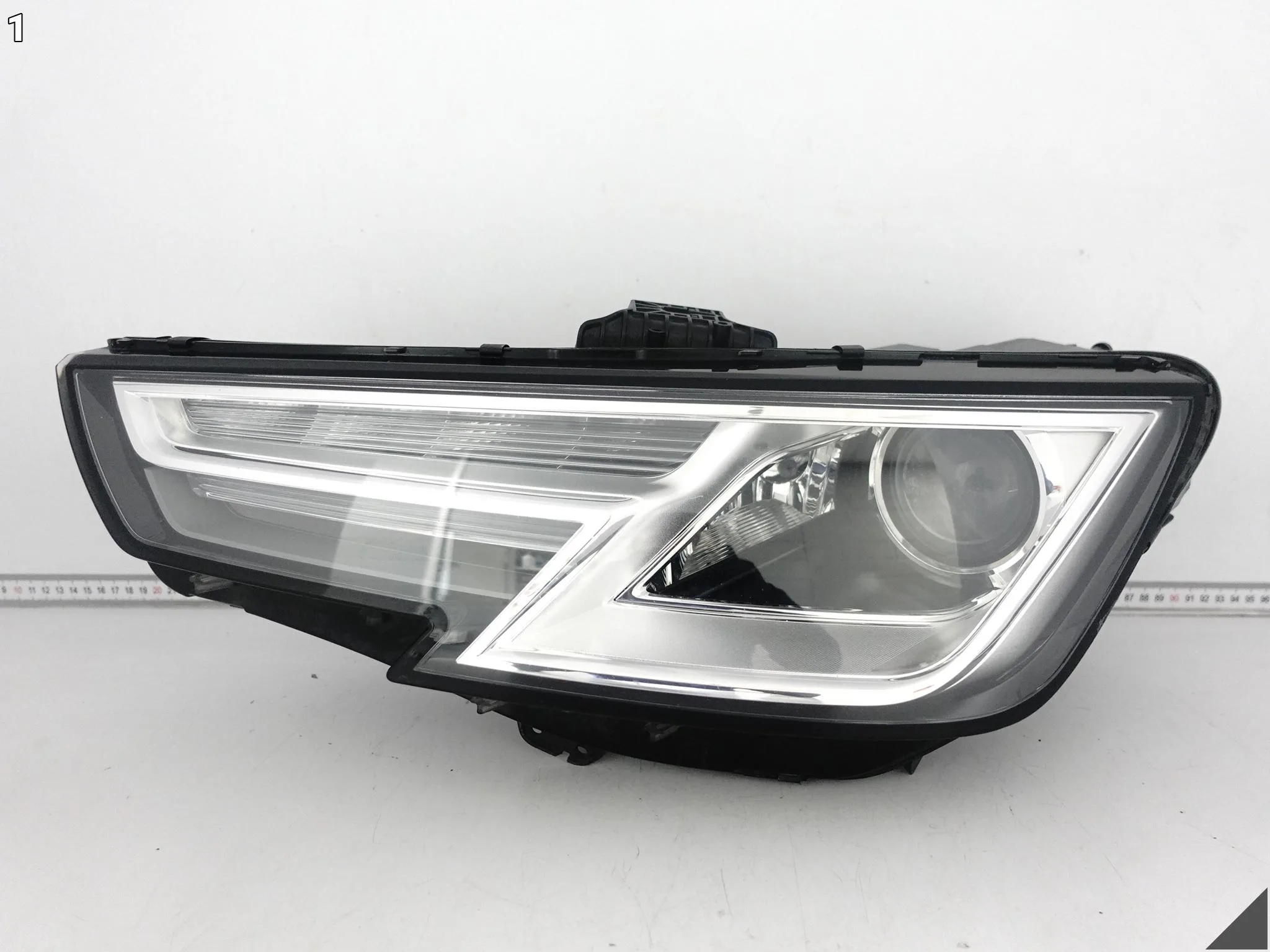 AUDI A4 S4 8W0 B9 15-19 LAMPA HEADLIGHT XENON + LED LEWA PRZÓD EUROPA AUDI A4 S4 8W0 B9 15-19 LAMPA HEADLIGHT XENON + LED LEWA PRZÓD EUROPA - obrazek 2