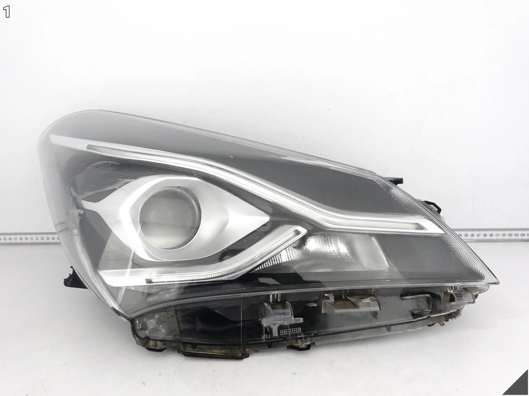 TOYOTA YARIS III 3 LIFT 17-19 LAMPA HALOGEN ZWYKŁA + LED PRAWA PRZÓD EUROPA TOYOTA YARIS III 3 LIFT 17-19 LAMPA HALOGEN ZWYKŁA + LED PRAWA PRZÓD EUROPA - obrazek 2