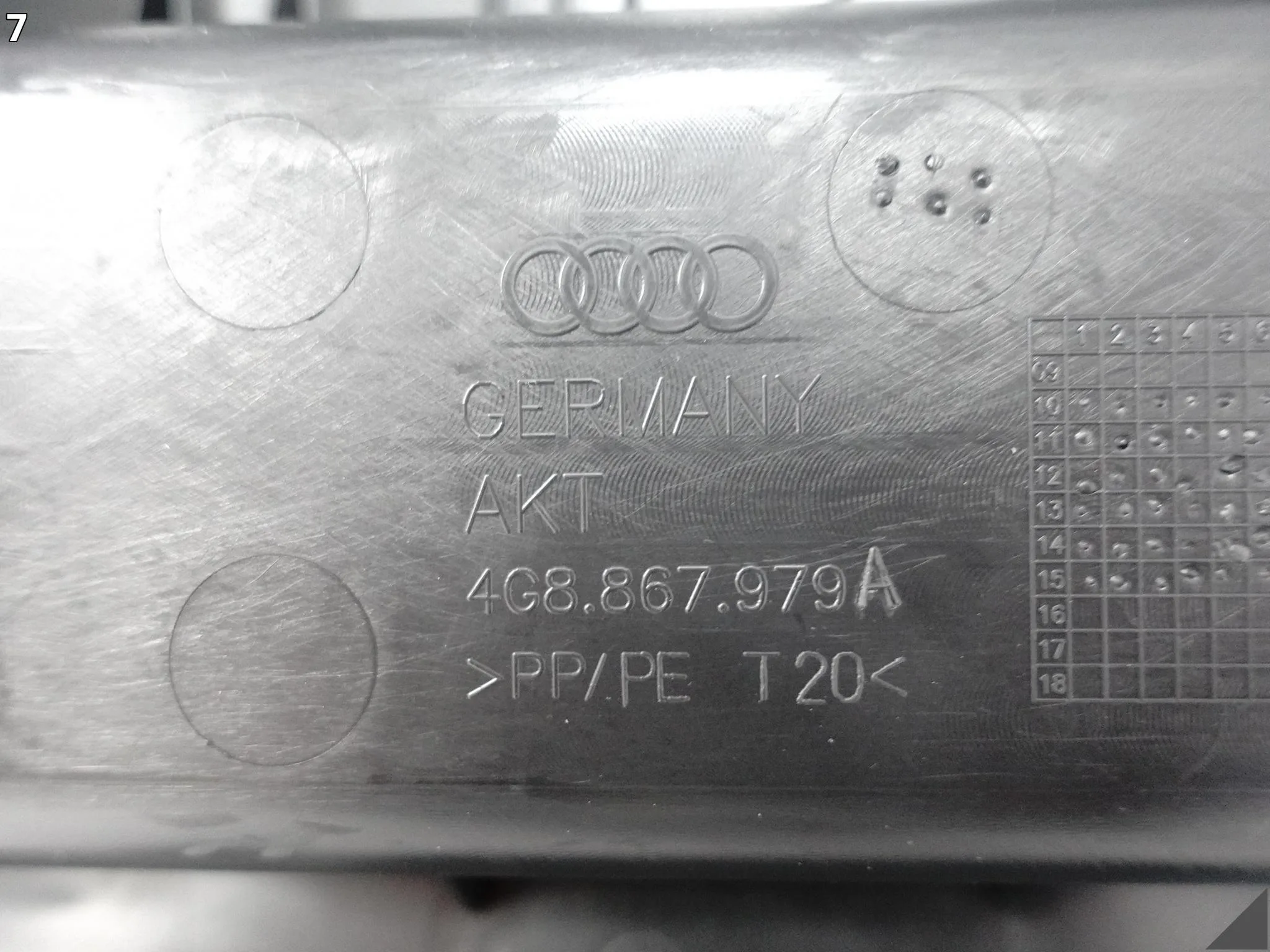 AUDI A7 S7 RS7 4G8 C7 10-18 TAPICERKA OSŁONA KLAPY BAGAŻNIKA + TRÓJKĄT 4PK AUDI A7 S7 RS7 4G8 C7 10-18 TAPICERKA OSŁONA KLAPY BAGAŻNIKA + TRÓJKĄT 4PK - obrazek 8