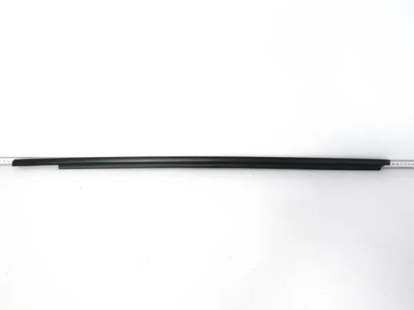TOYOTA YARIS IV 4 19- LISTWA ZGARNIAJĄCA SZYBY DRZWI PRZÓD LEWA 68210-K0011