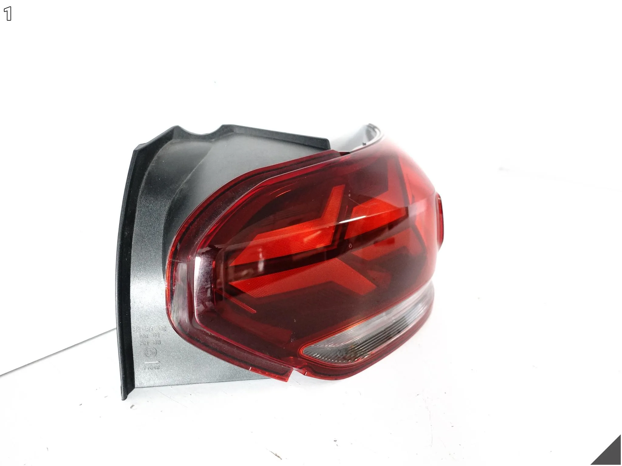 DACIA SANDERO III 3 20- LAMPA LED W BŁOTNIK PRAWA TYŁ EUROPA 265508077R DACIA SANDERO III 3 20- LAMPA LED W BŁOTNIK PRAWA TYŁ EUROPA 265508077R - obrazek 2
