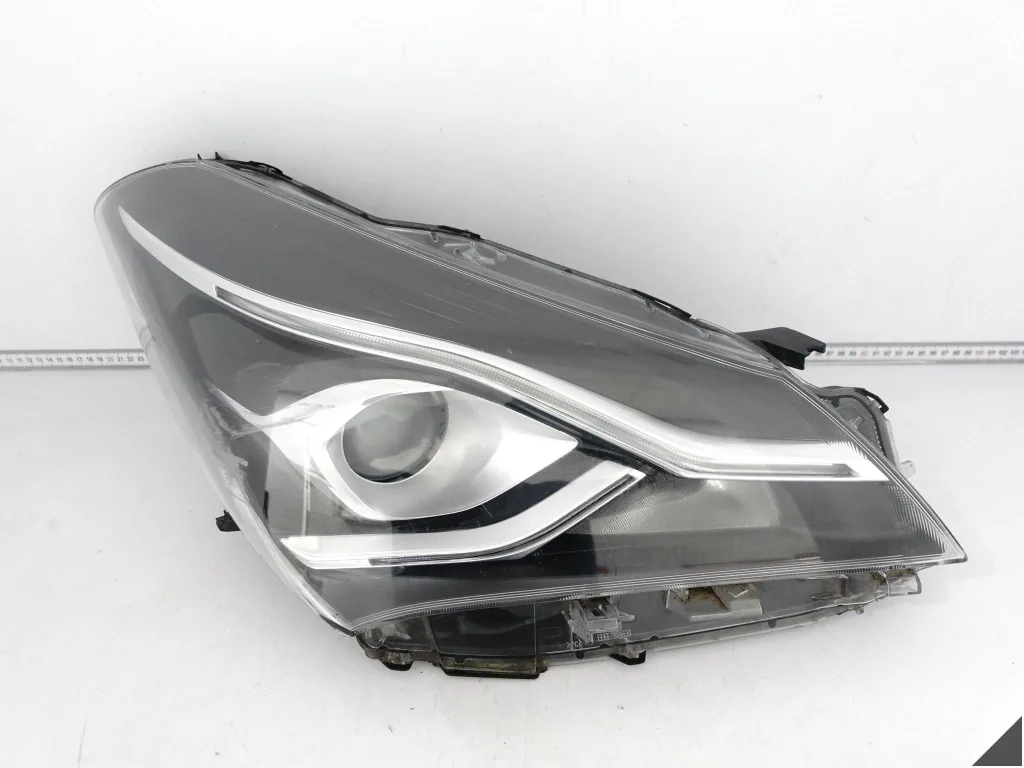 TOYOTA YARIS III 3 LIFT 17-19 LAMPA HALOGEN ZWYKŁA + LED PRAWA PRZÓD EUROPA TOYOTA YARIS III 3 LIFT 17-19 LAMPA HALOGEN ZWYKŁA + LED PRAWA PRZÓD EUROPA