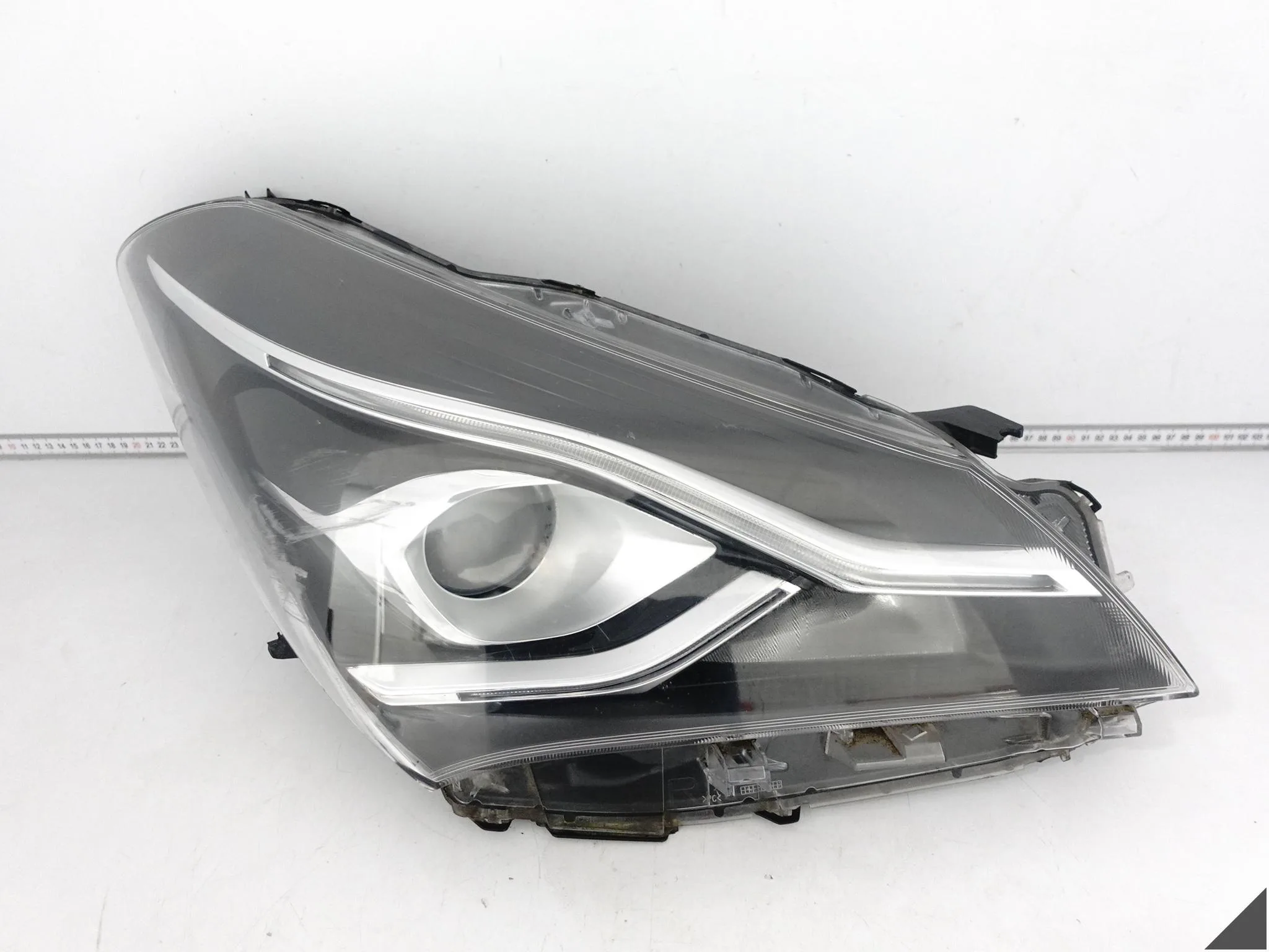 TOYOTA YARIS III 3 LIFT 17-19 LAMPA HALOGEN ZWYKŁA + LED PRAWA PRZÓD EUROPA TOYOTA YARIS III 3 LIFT 17-19 LAMPA HALOGEN ZWYKŁA + LED PRAWA PRZÓD EUROPA