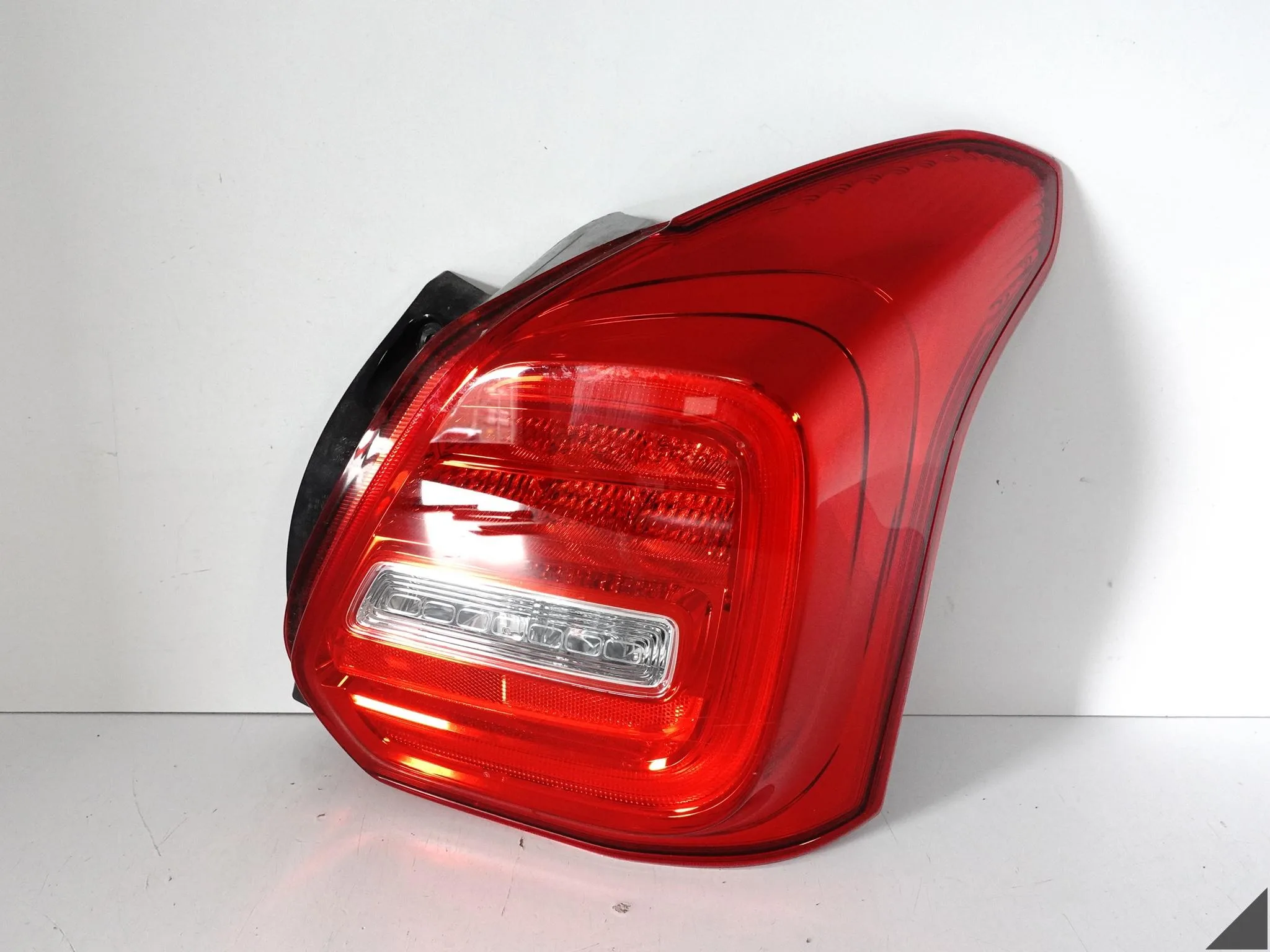 SUZUKI SWIFT MK8 VI 17-24 LAMPA LED W BŁOTNIK PRAWA TYŁ EU 220-59363 SUZUKI SWIFT MK8 VI 17-24 LAMPA LED W BŁOTNIK PRAWA TYŁ EU 220-59363