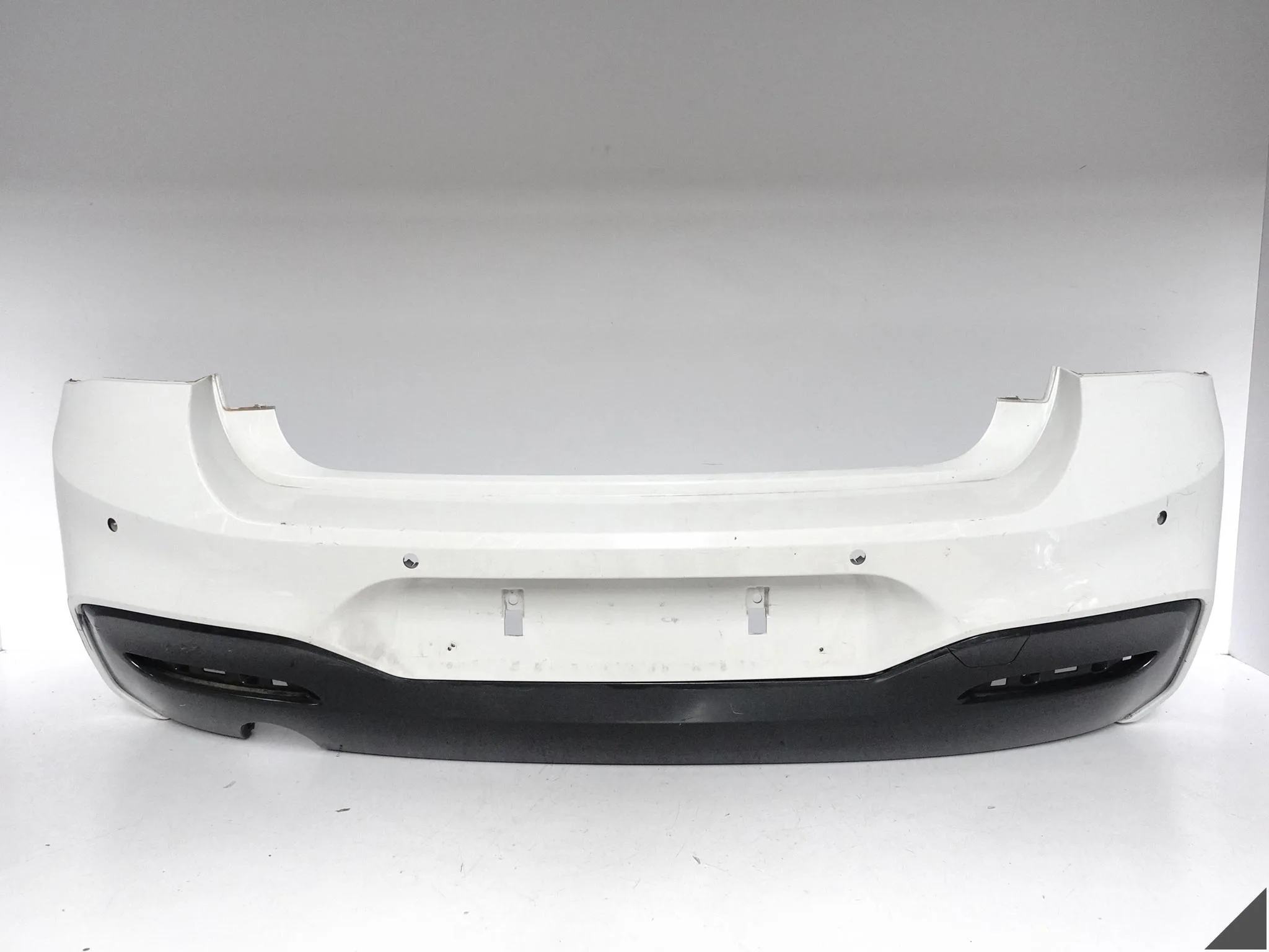 BMW 1 F20 F21 LCI LIFT M-PAKIET 15-19 ZDERZAK BUMPER + SPOILER TYŁ (4xPDC) BMW 1 F20 F21 LCI LIFT M-PAKIET 15-19 ZDERZAK BUMPER + SPOILER TYŁ (4xPDC)