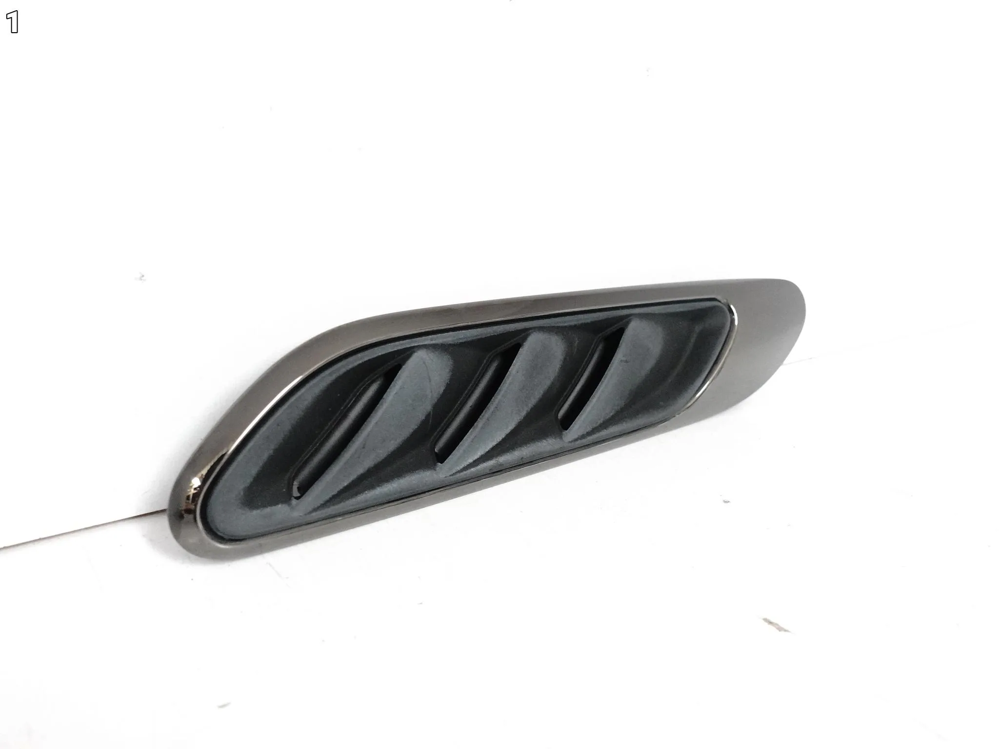 MERCEDES E W214 C W206 63 53 AMG LISTWA KRATKA NAKŁADKA BŁOTNIK PRZÓD PRAWA MERCEDES E W214 C W206 63 53 AMG LISTWA KRATKA NAKŁADKA BŁOTNIK PRZÓD PRAWA - obrazek 2