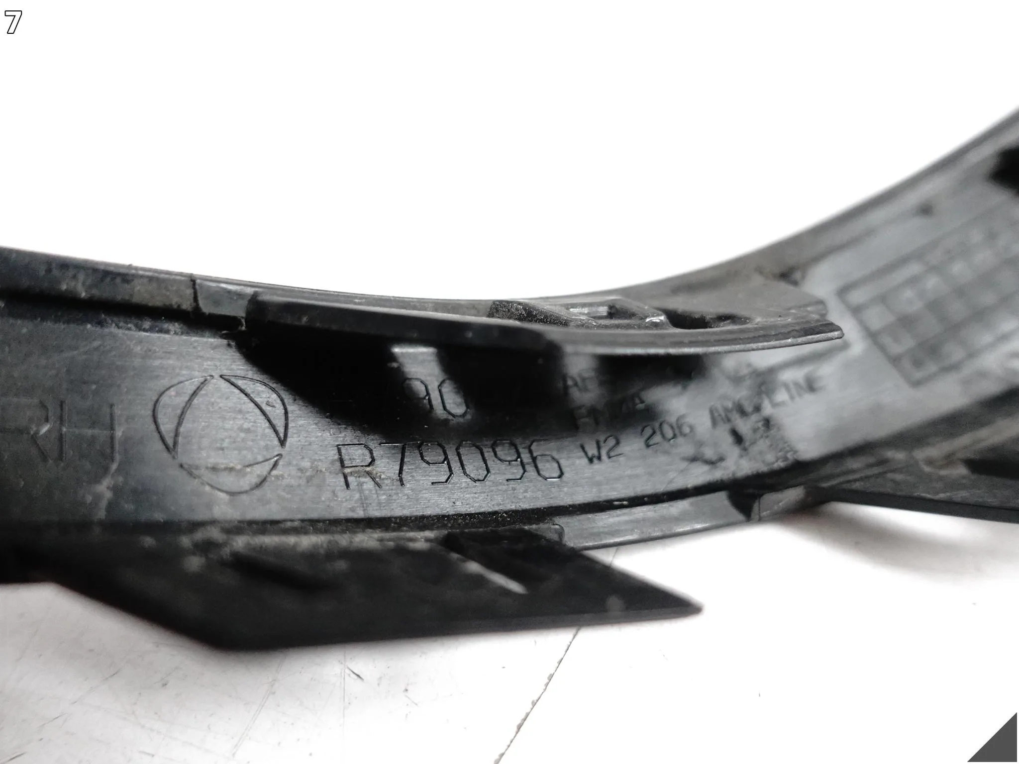 MERCEDES C-KLASA W206 S206 AMG 21- LISTWA SPOILER W ZDERZAKA TYŁ PRAWA MERCEDES C-KLASA W206 S206 AMG 21- LISTWA SPOILER W ZDERZAKA TYŁ PRAWA - obrazek 8