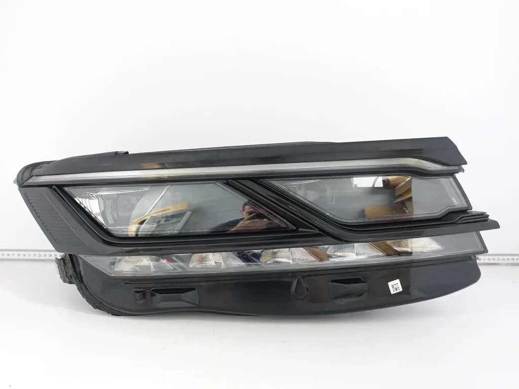 VW TOUAREG 3 III 760 761 CR R-LINE 18-23 LAMPA FULL LED MATRIX PRAWA EUROPA VW TOUAREG 3 III 760 761 CR R-LINE 18-23 LAMPA FULL LED MATRIX PRAWA EUROPA