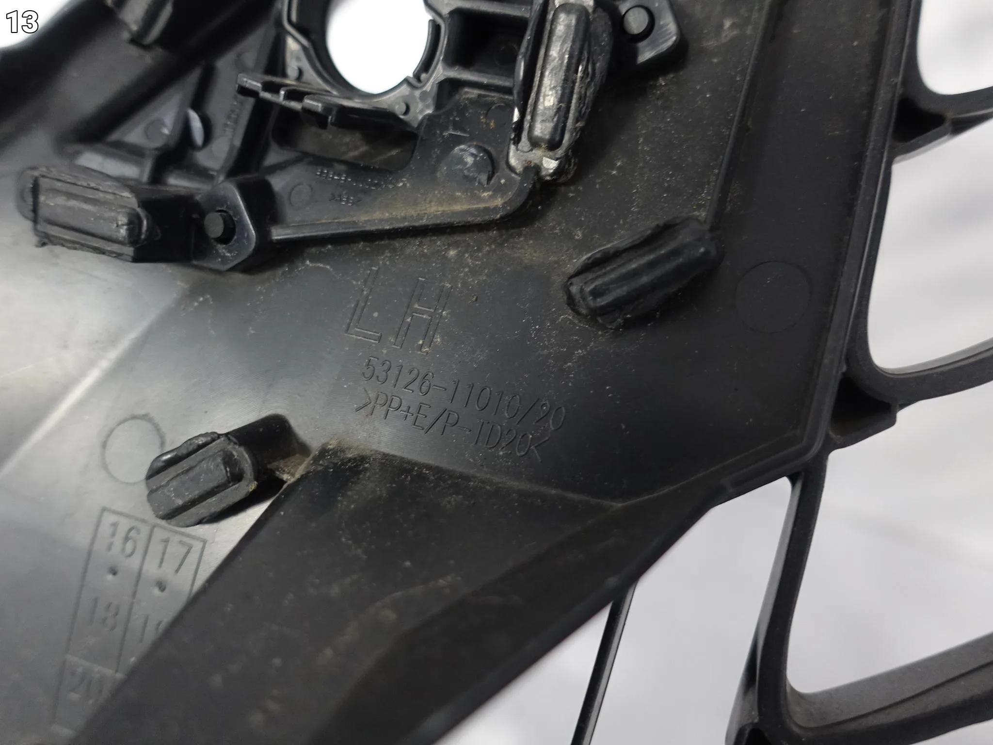 LEXUS LC LC500H LC500 URZ100 Z100 17- GRILL ATRAPA KRATKA (USZKODZONY) 090654c4861391f332a8568f2d75d3e5