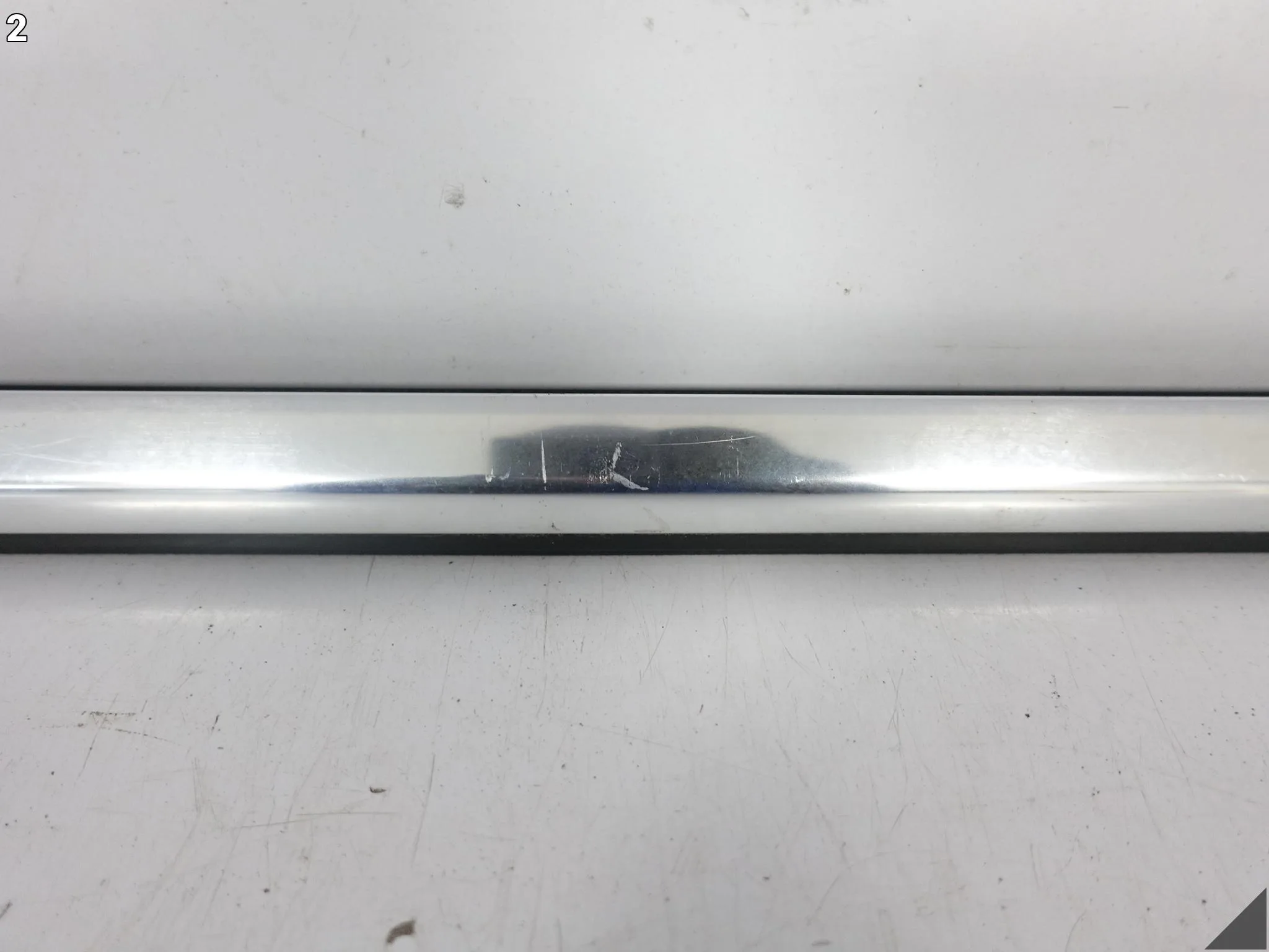 MERCEDES E-KLASA W213 LIFT 16-23 LISTWA ZGARNIAJĄCA SZYBY DRZWI LEWY PRZÓD MERCEDES E-KLASA W213 LIFT 16-23 LISTWA ZGARNIAJĄCA SZYBY DRZWI LEWY PRZÓD - obrazek 3