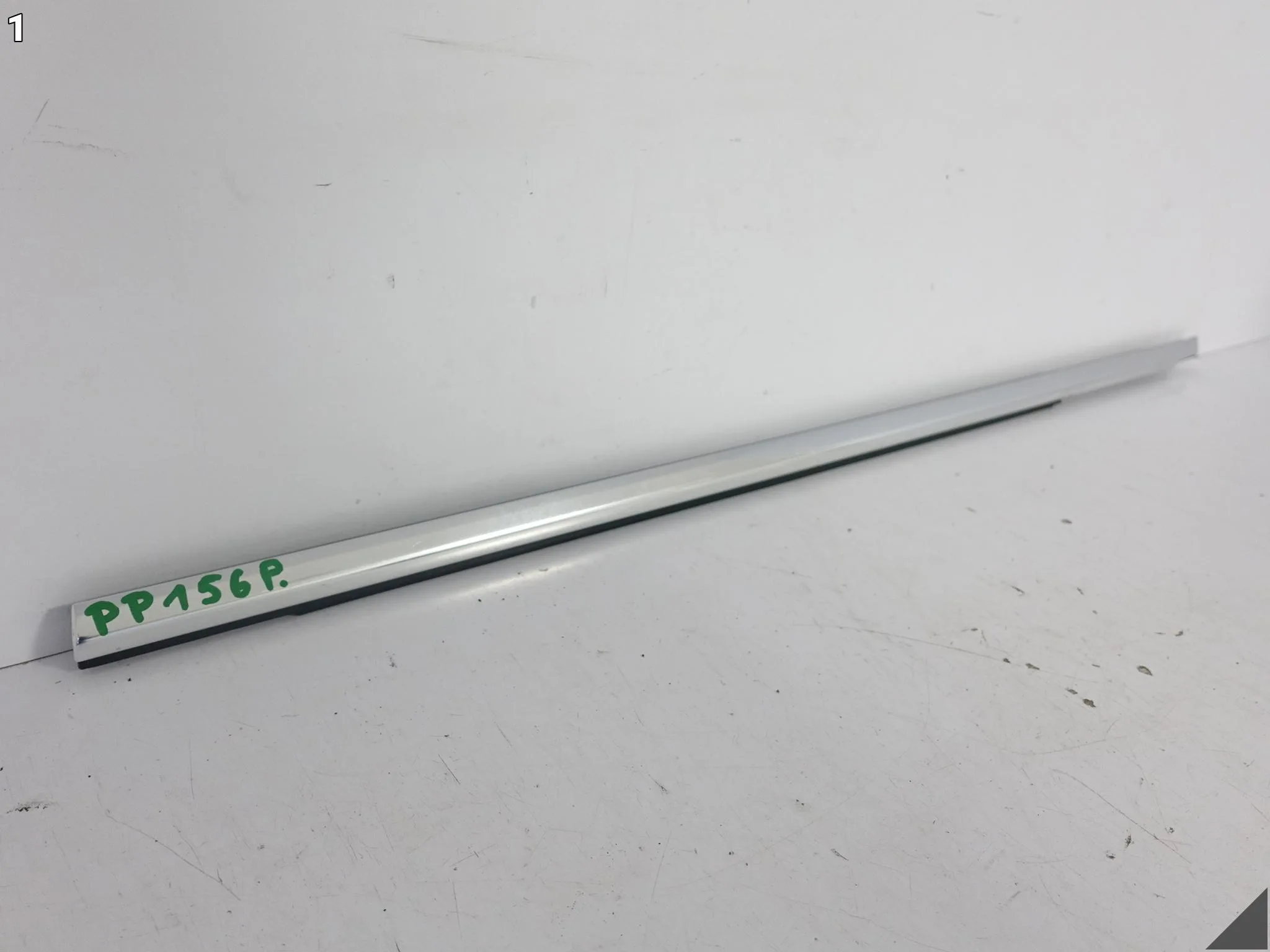 MERCEDES E-KLASA W213 LIFT 16-23 LISTWA ZGARNIAJĄCA SZYBY DRZWI LEWY PRZÓD MERCEDES E-KLASA W213 LIFT 16-23 LISTWA ZGARNIAJĄCA SZYBY DRZWI LEWY PRZÓD - obrazek 2