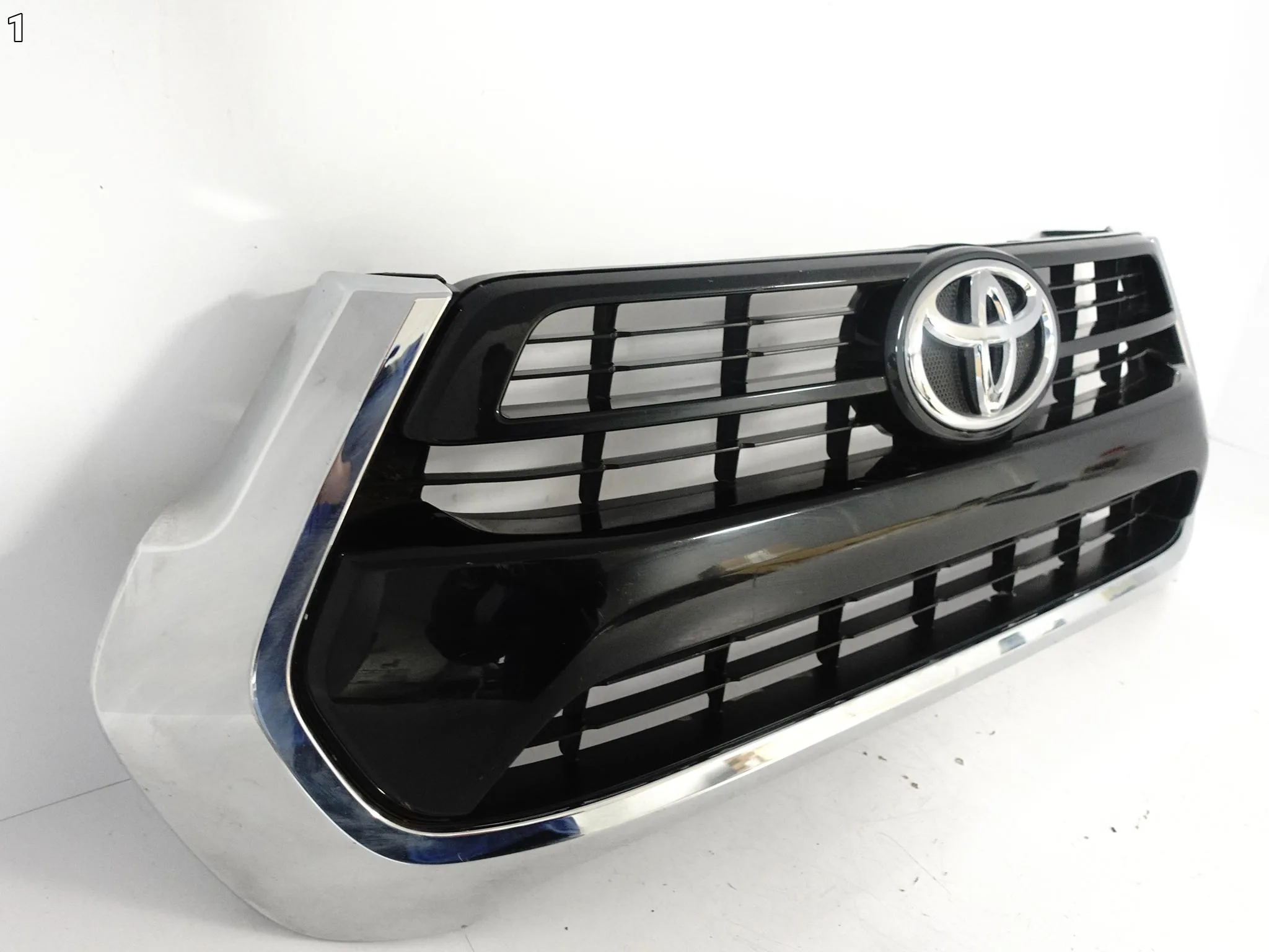 TOYOTA HILUX VIII 8 LIFT 20-24 GRILL ATRAPA KRATKA W ZDERZAK PRZÓD f379cd76aed95e44de3f1f3309f34bbb