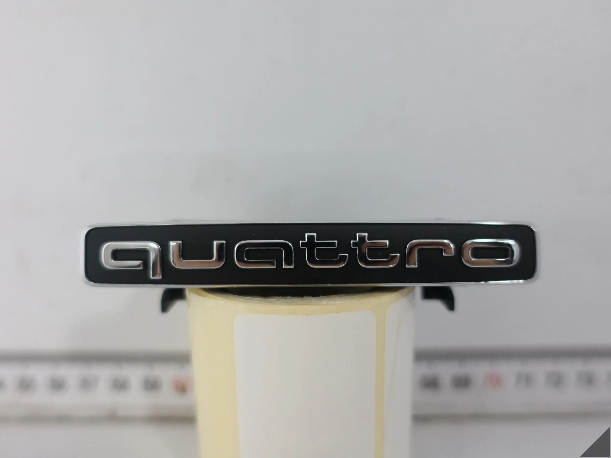 AUDI S8 A8 4N0 D5 17-21 EMBLEMAT ZNACZEK NAPIS QUATTRO PRZÓD W GRILL AUDI S8 A8 4N0 D5 17-21 EMBLEMAT ZNACZEK NAPIS QUATTRO PRZÓD W GRILL