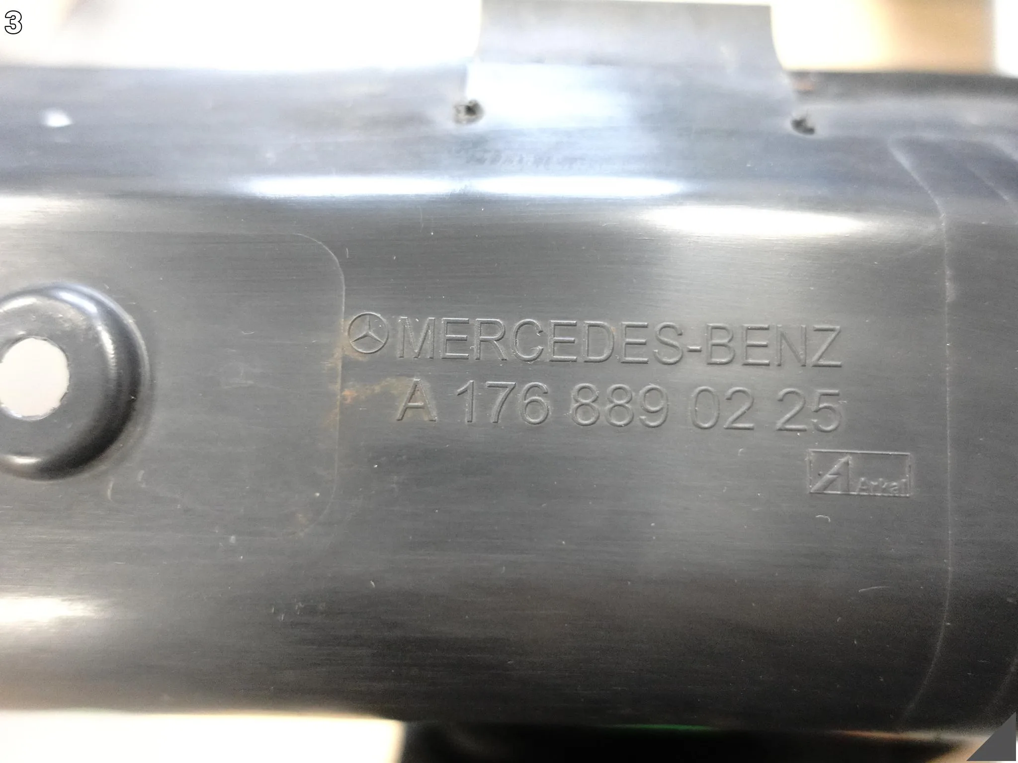 MERCEDES A-KLASA W176 12-18 LIFT BŁOTNIK LISTWA WYGŁUSZENIE USZCZELKA PRAWA MERCEDES A-KLASA W176 12-18 LIFT BŁOTNIK LISTWA WYGŁUSZENIE USZCZELKA PRAWA