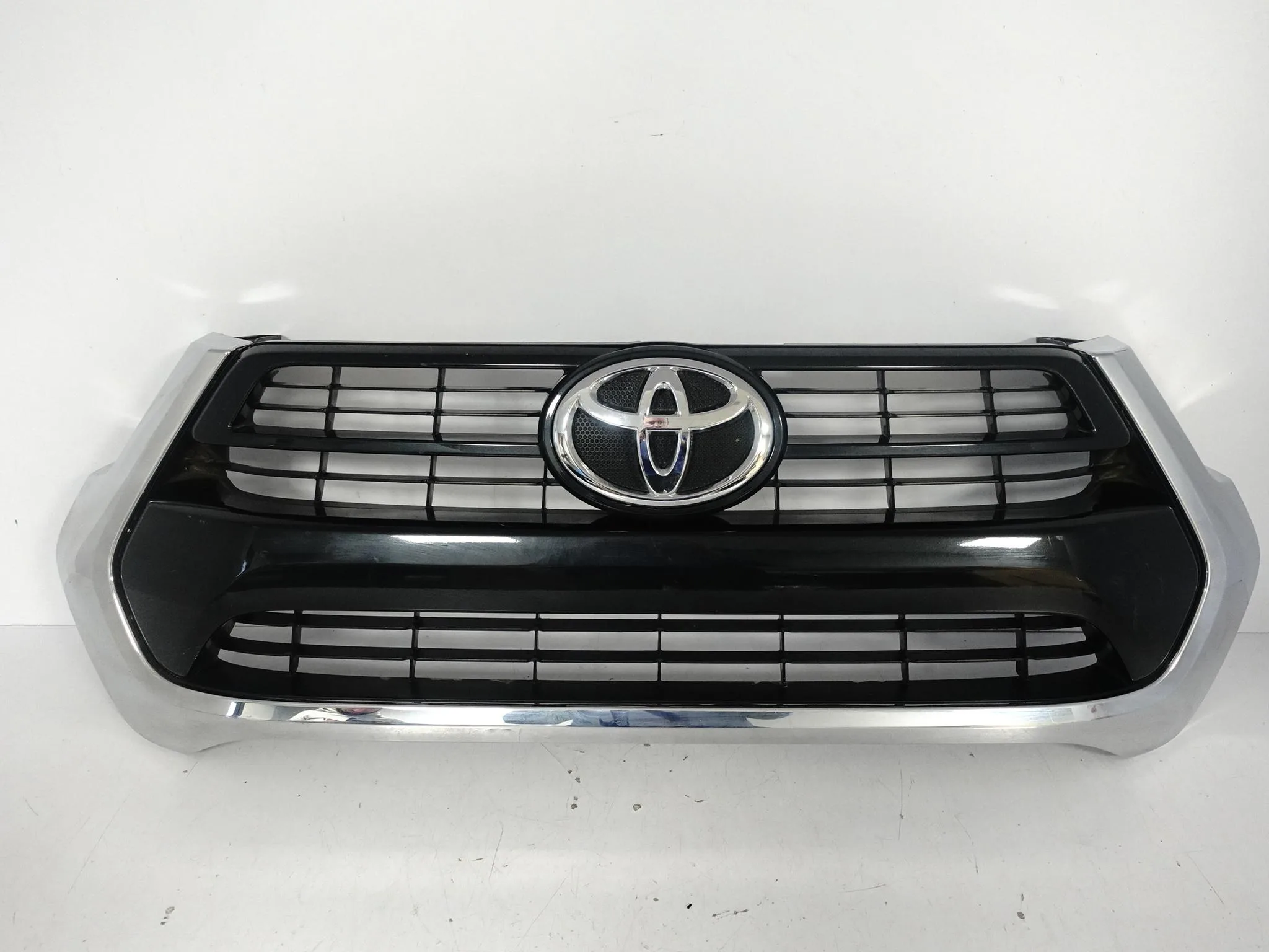 TOYOTA HILUX VIII 8 LIFT 20-24 GRILL ATRAPA KRATKA W ZDERZAK PRZÓD badb65bc497785eb87ce62a905749152