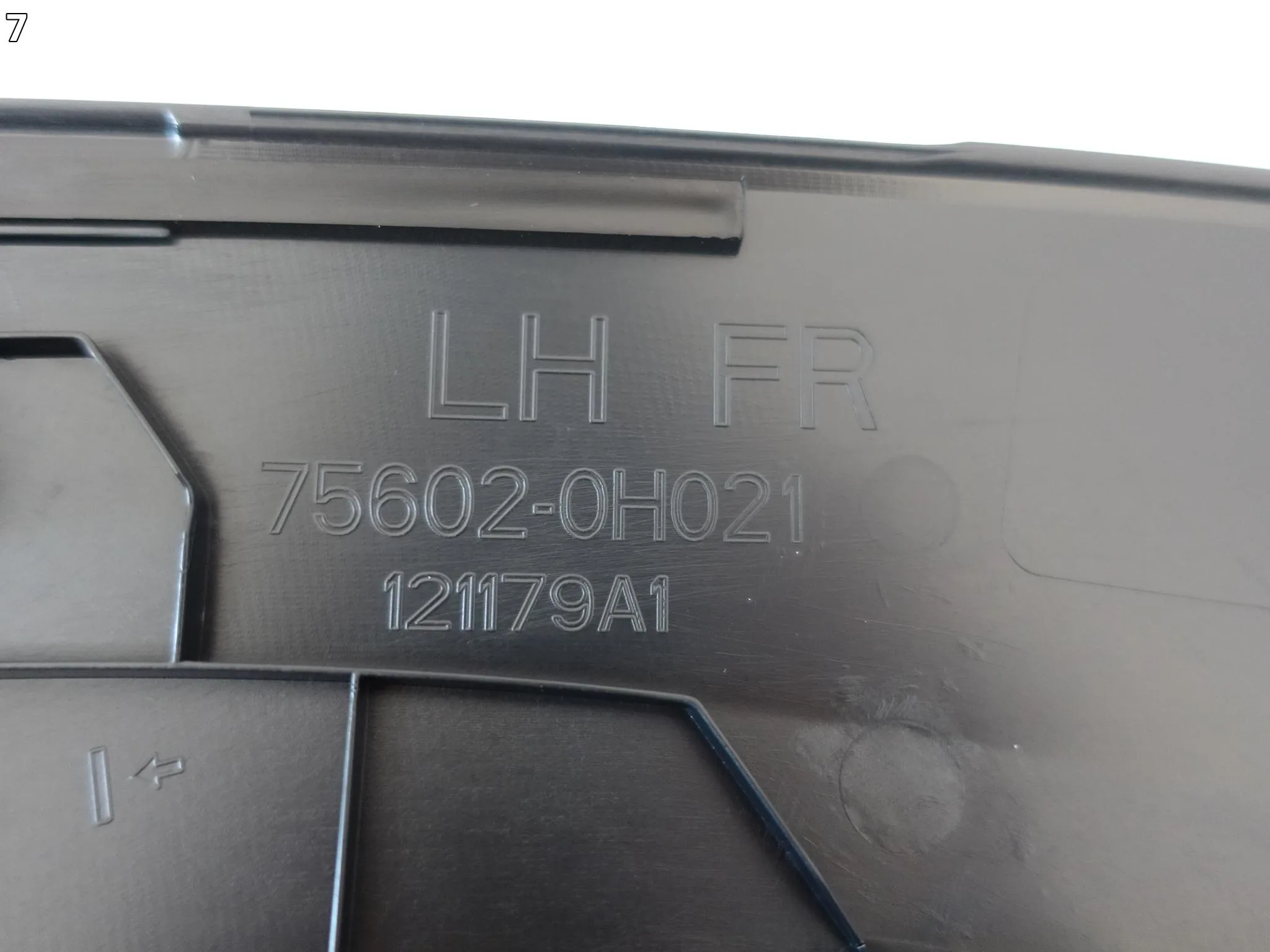 TOYOTA AYGO X AB70 21- LISTWA NAKŁADKA NA BŁOTNIK PRZÓD LEWA ORYGINALNA TOYOTA AYGO X AB70 21- LISTWA NAKŁADKA NA BŁOTNIK PRZÓD LEWA ORYGINALNA - obrazek 8