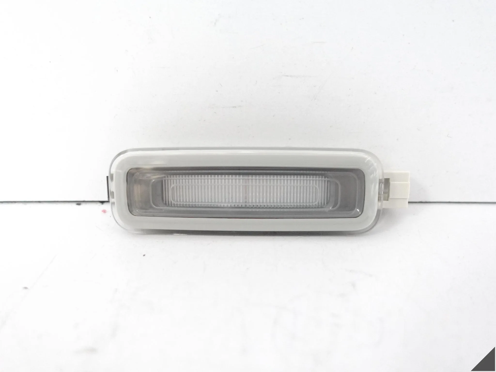 AUDI Q3 83A VW BENTLEY LAMBORGHINI OŚWIETLENIE KABINY LAMPKA LED PODSUFITKA 70bd306273e06003227398e13badcf46