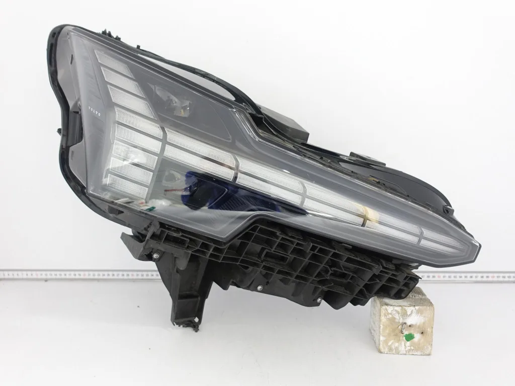 VOLVO EX30 EX 30 23- LAMPA FULL LED PRAWA PRZÓD EUROPA 55d6c812b2f4254d24729e5c923f244f